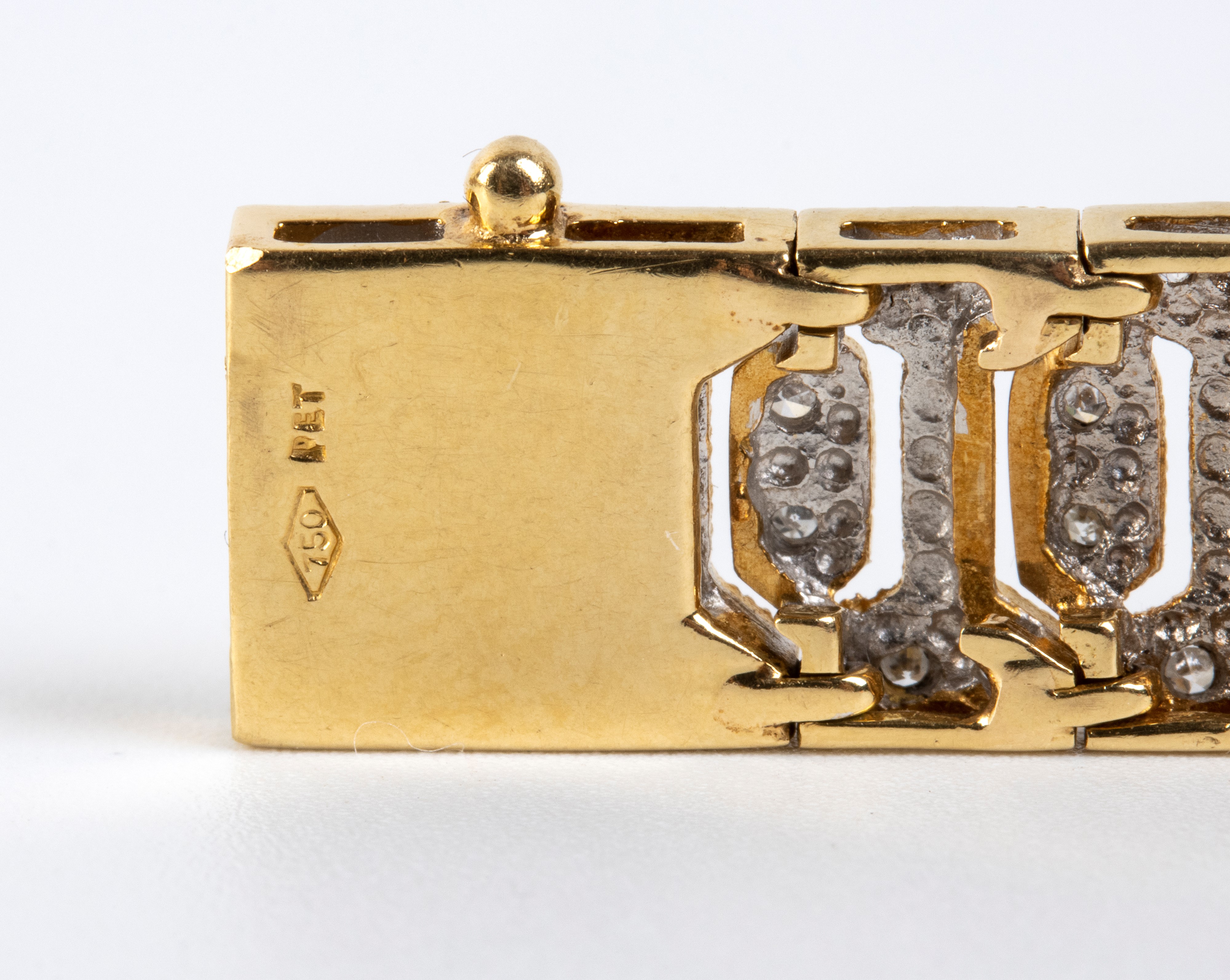 Bracciale in oro 18k con diamanti, motivo a nastro e maglie geometriche snodate