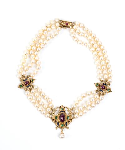 Collana a tre fili di perle coltivate d’acqua salata con rubini, smeraldi e smalti policromi in o...