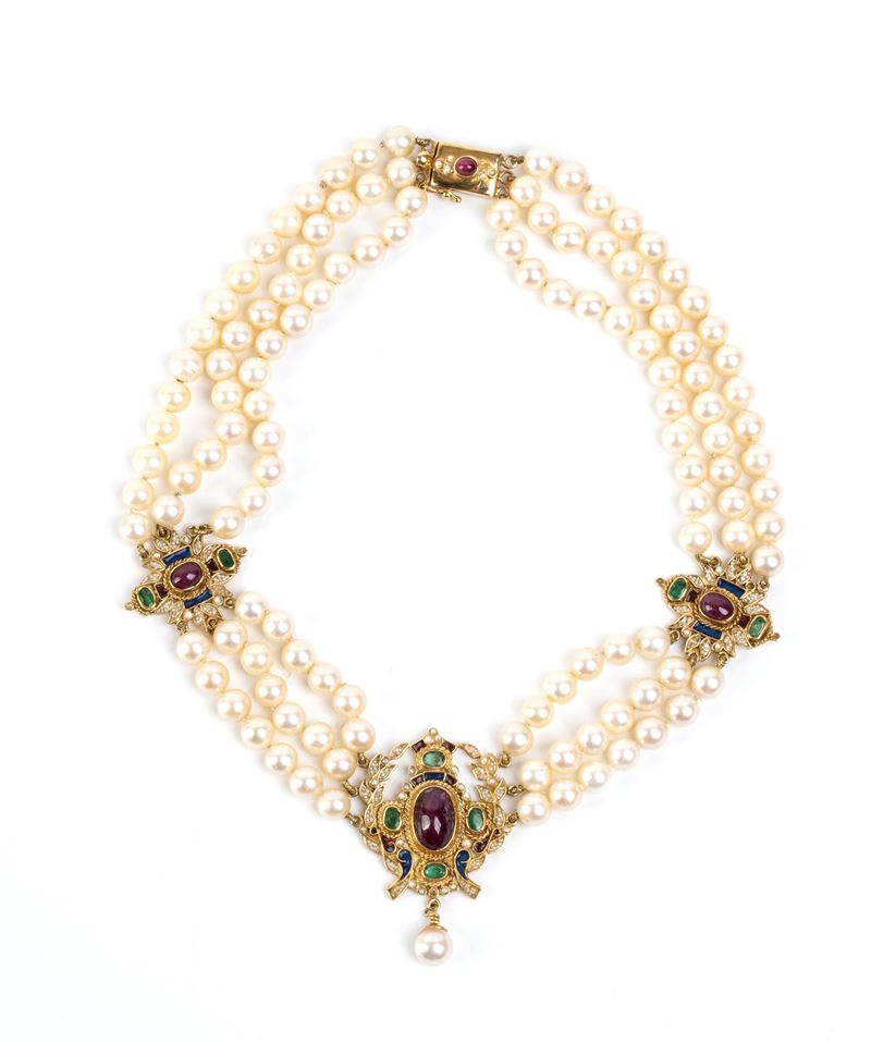 Collana a tre fili di perle coltivate d’acqua salata con rubini, smeraldi e smalti policromi in o...