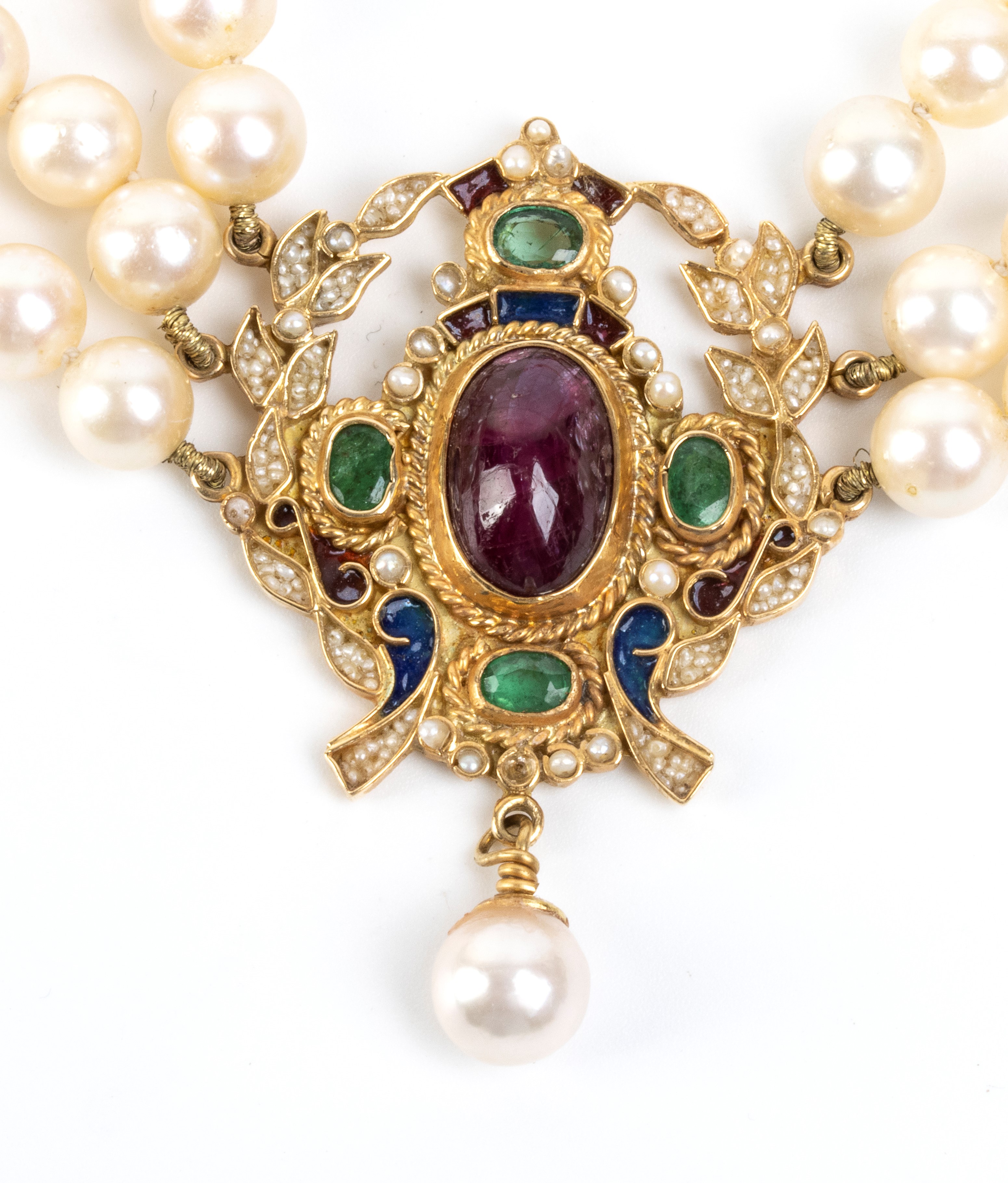 Collana a tre fili di perle coltivate d’acqua salata con rubini, smeraldi e smalti policromi in o...