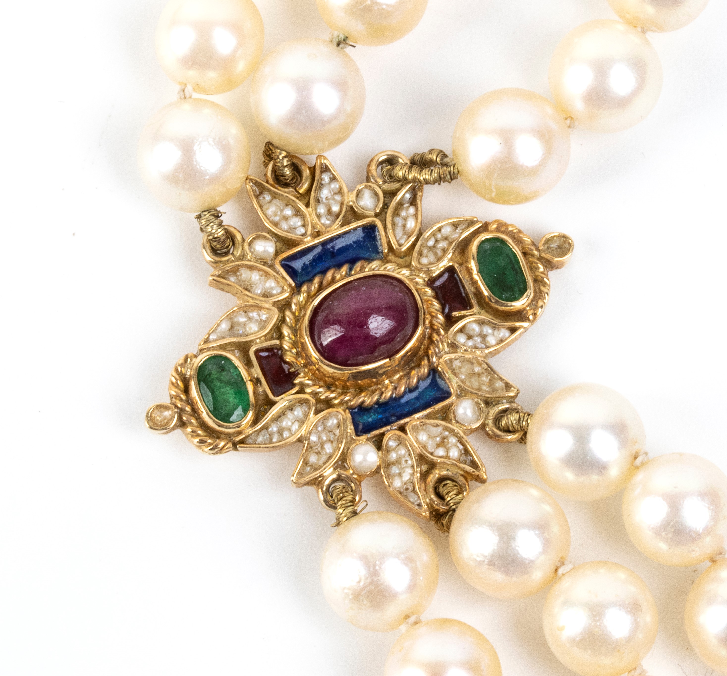 Collana a tre fili di perle coltivate d’acqua salata con rubini, smeraldi e smalti policromi in o...