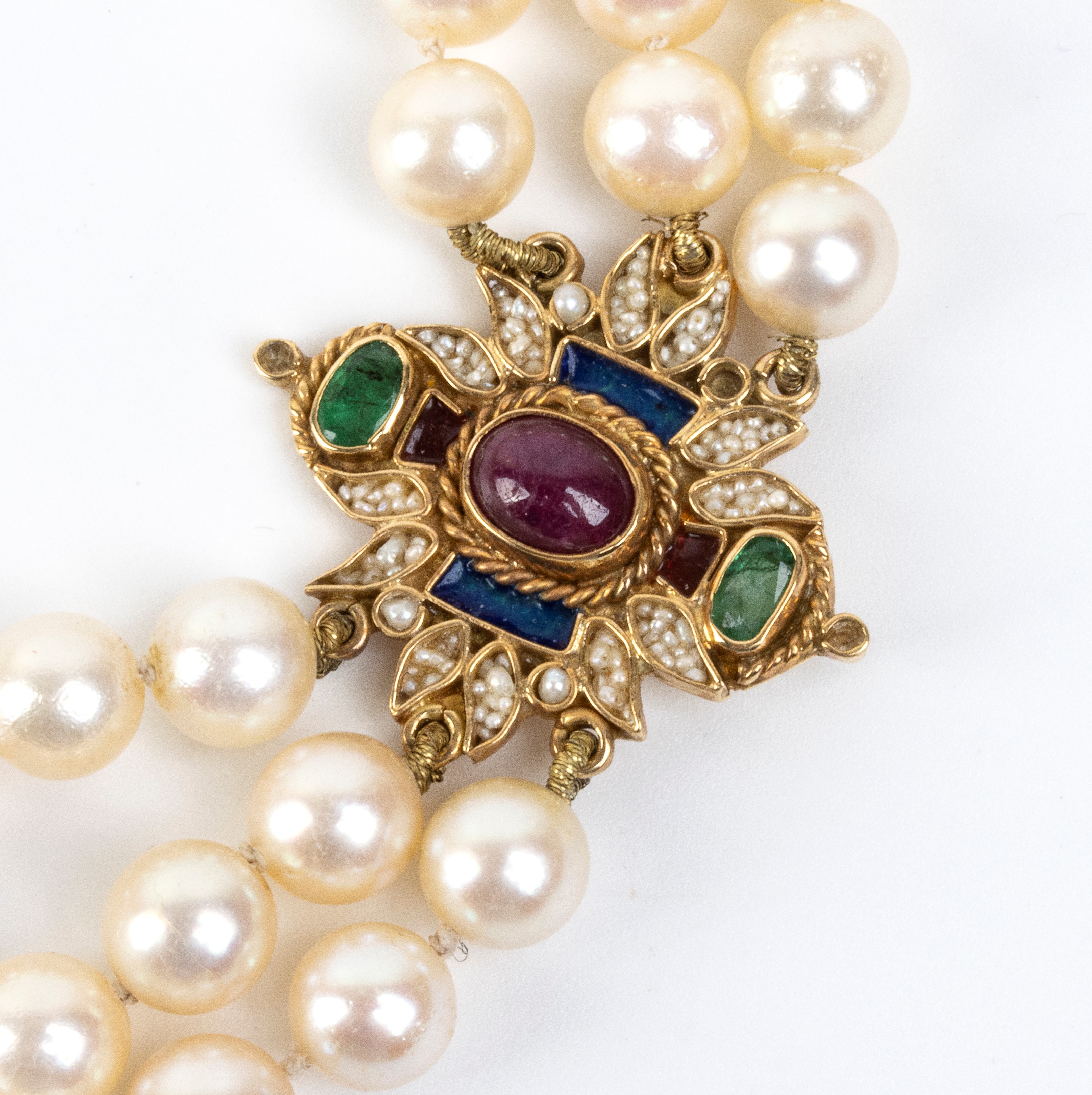 Collana a tre fili di perle coltivate d’acqua salata con rubini, smeraldi e smalti policromi in o...