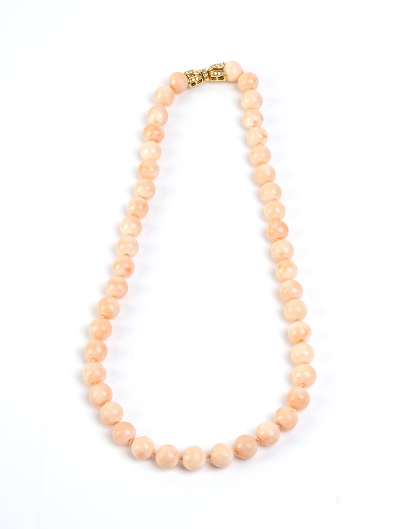 Collana in corallo rosa, chiusura in oro giallo 18k con diamanti