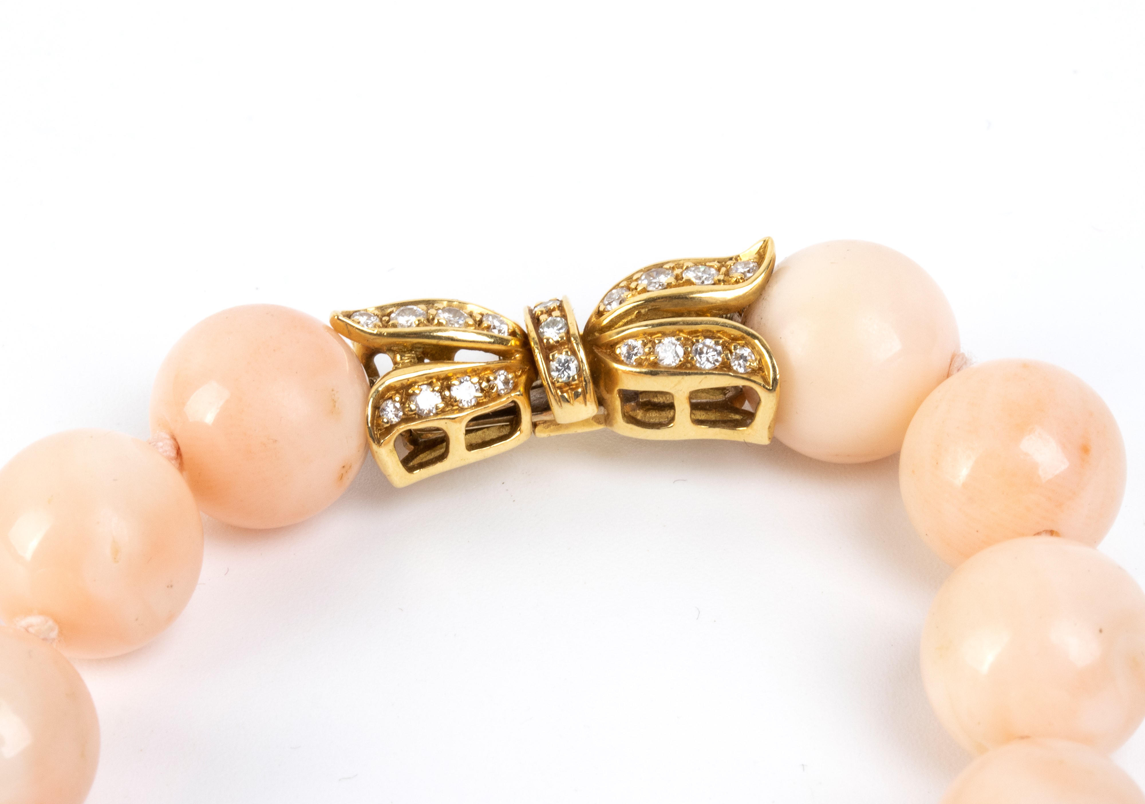 Collana in corallo rosa, chiusura in oro giallo 18k con diamanti