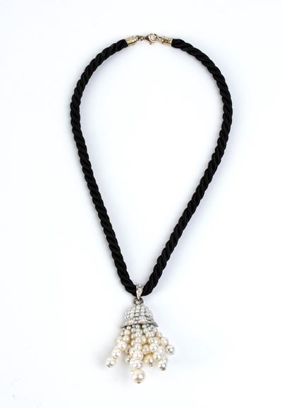Girocollo con pendente a nappa in oro bianco 18k, diamanti e perle coltivate