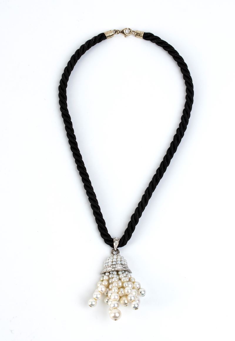 Girocollo con pendente a nappa in oro bianco 18k, diamanti e perle coltivate