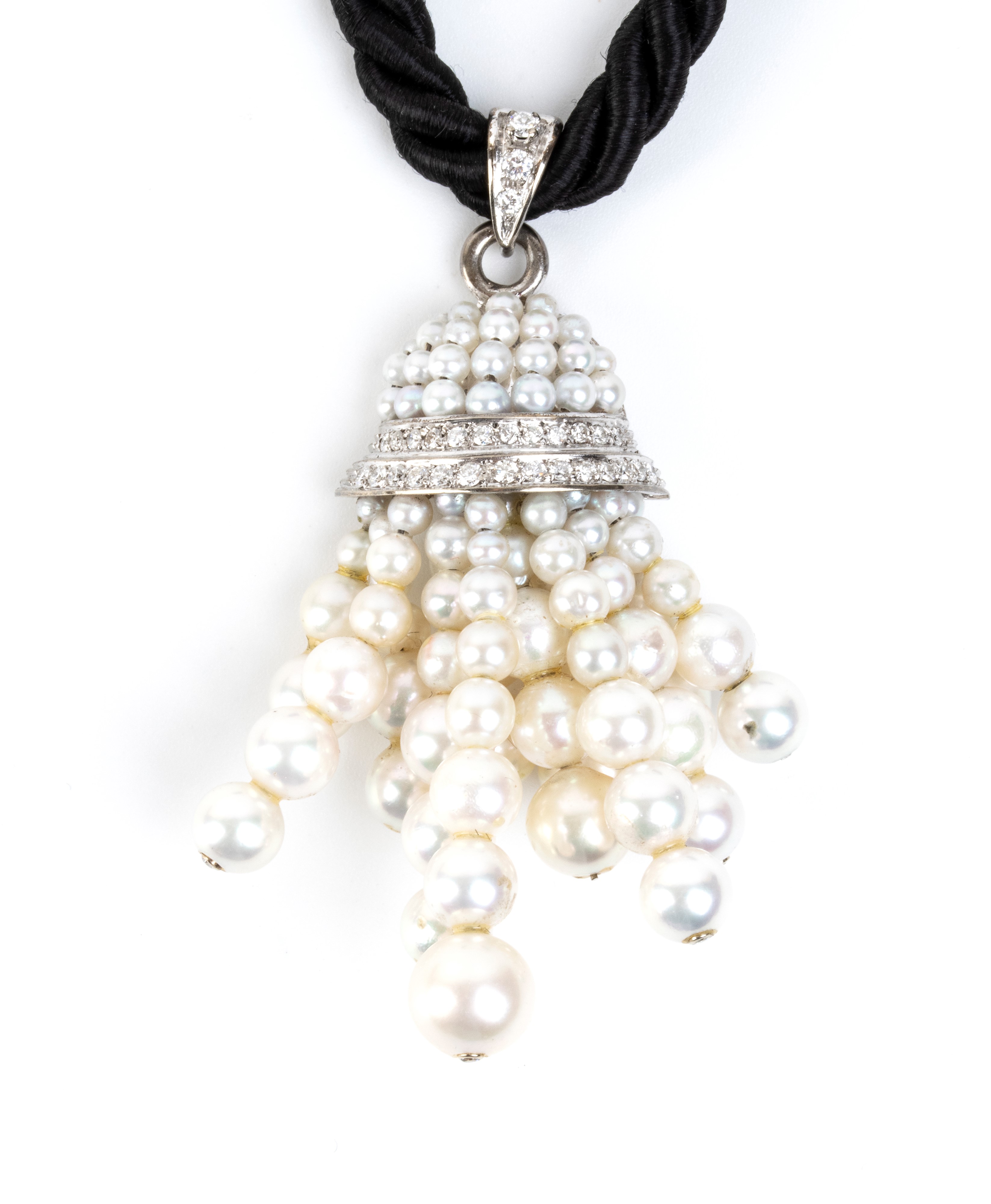 Girocollo con pendente a nappa in oro bianco 18k, diamanti e perle coltivate