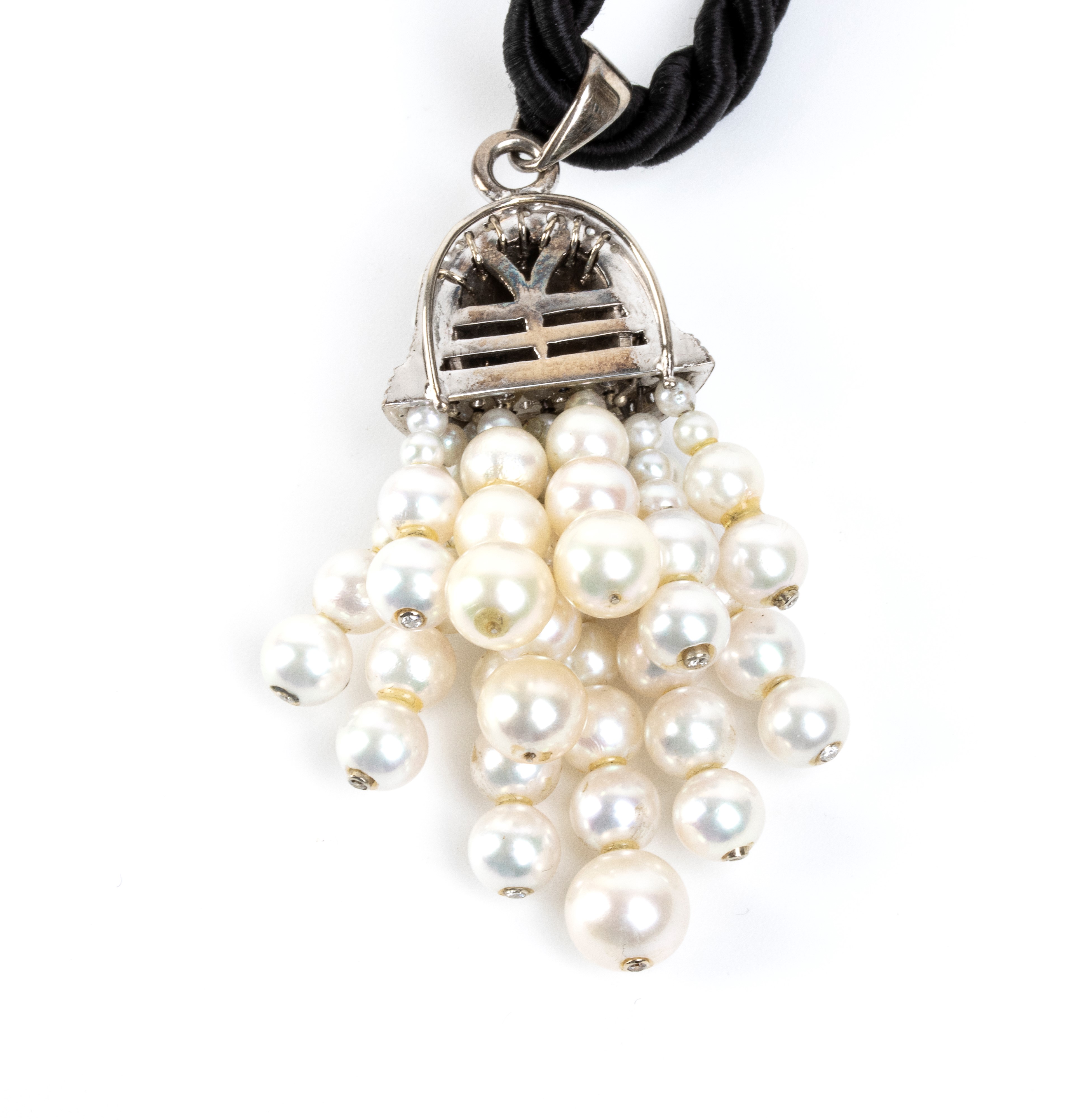 Girocollo con pendente a nappa in oro bianco 18k, diamanti e perle coltivate
