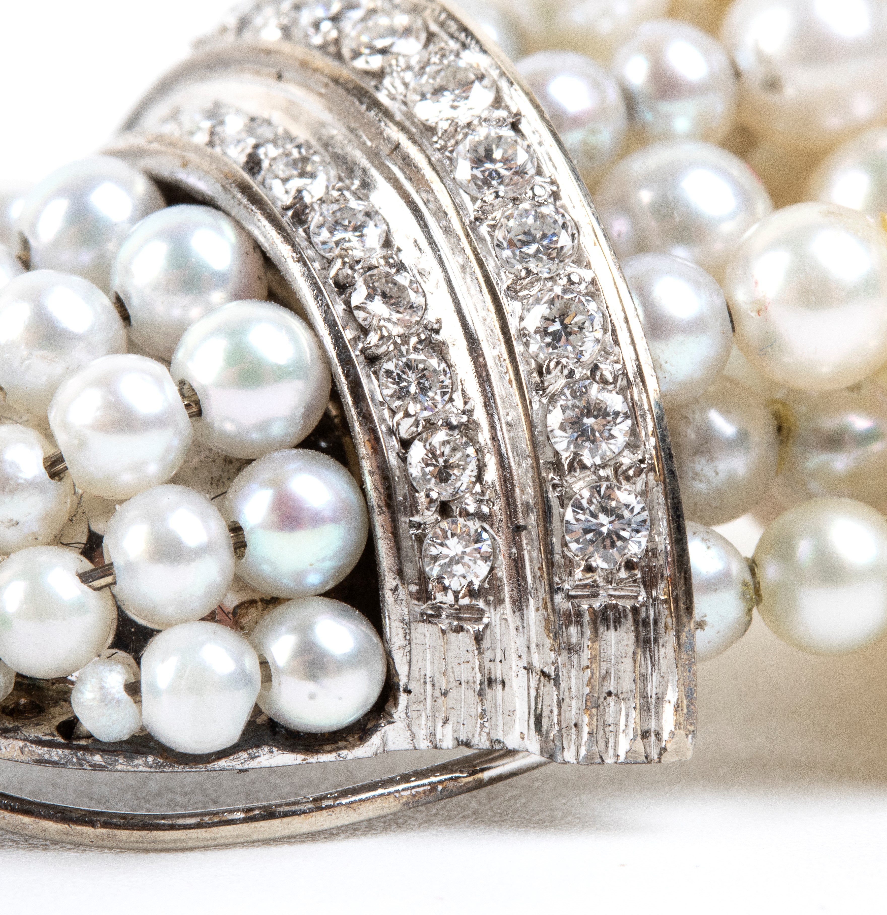 Girocollo con pendente a nappa in oro bianco 18k, diamanti e perle coltivate