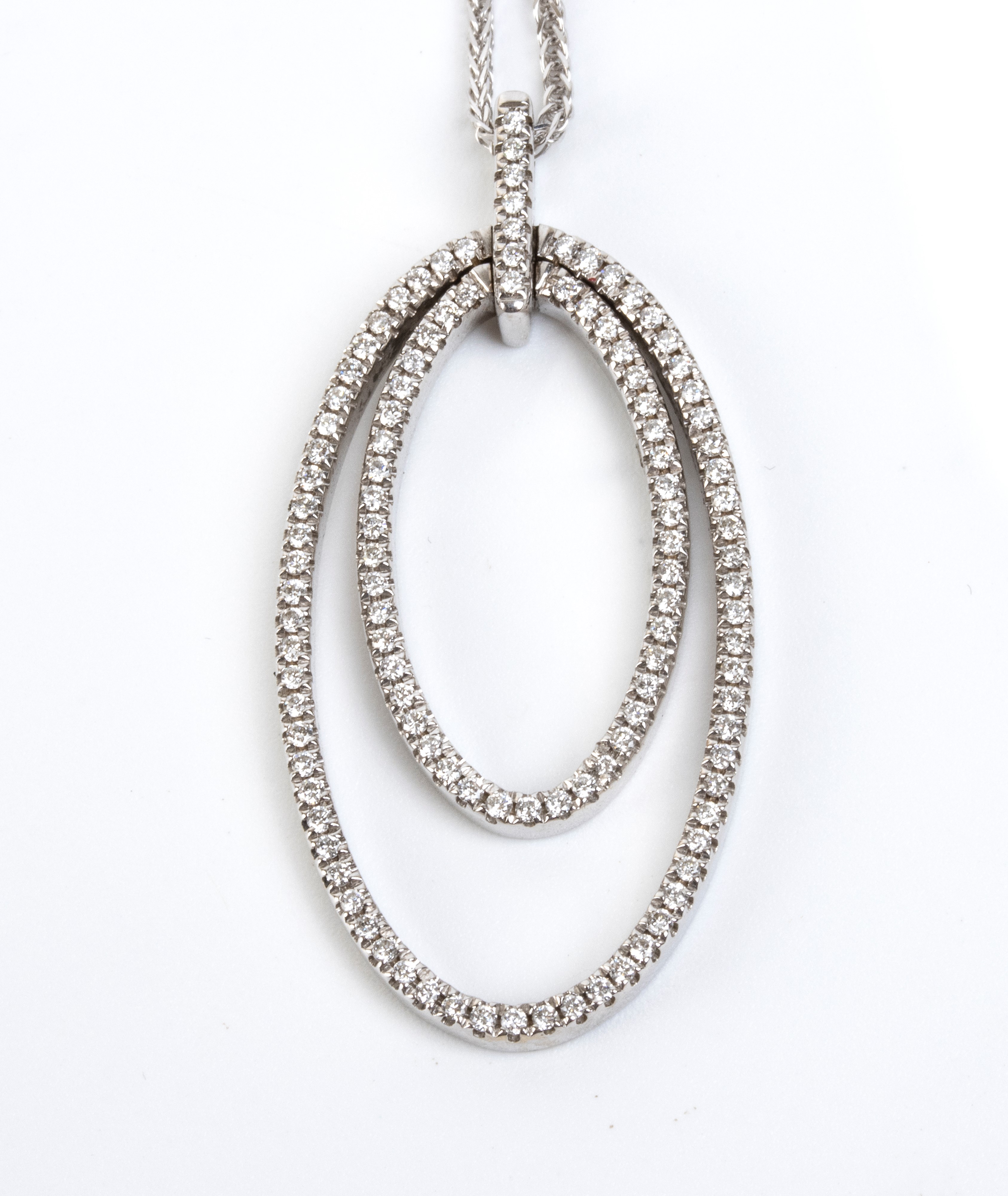 Girocollo in oro bianco 18k con pendente geometrico e diamanti