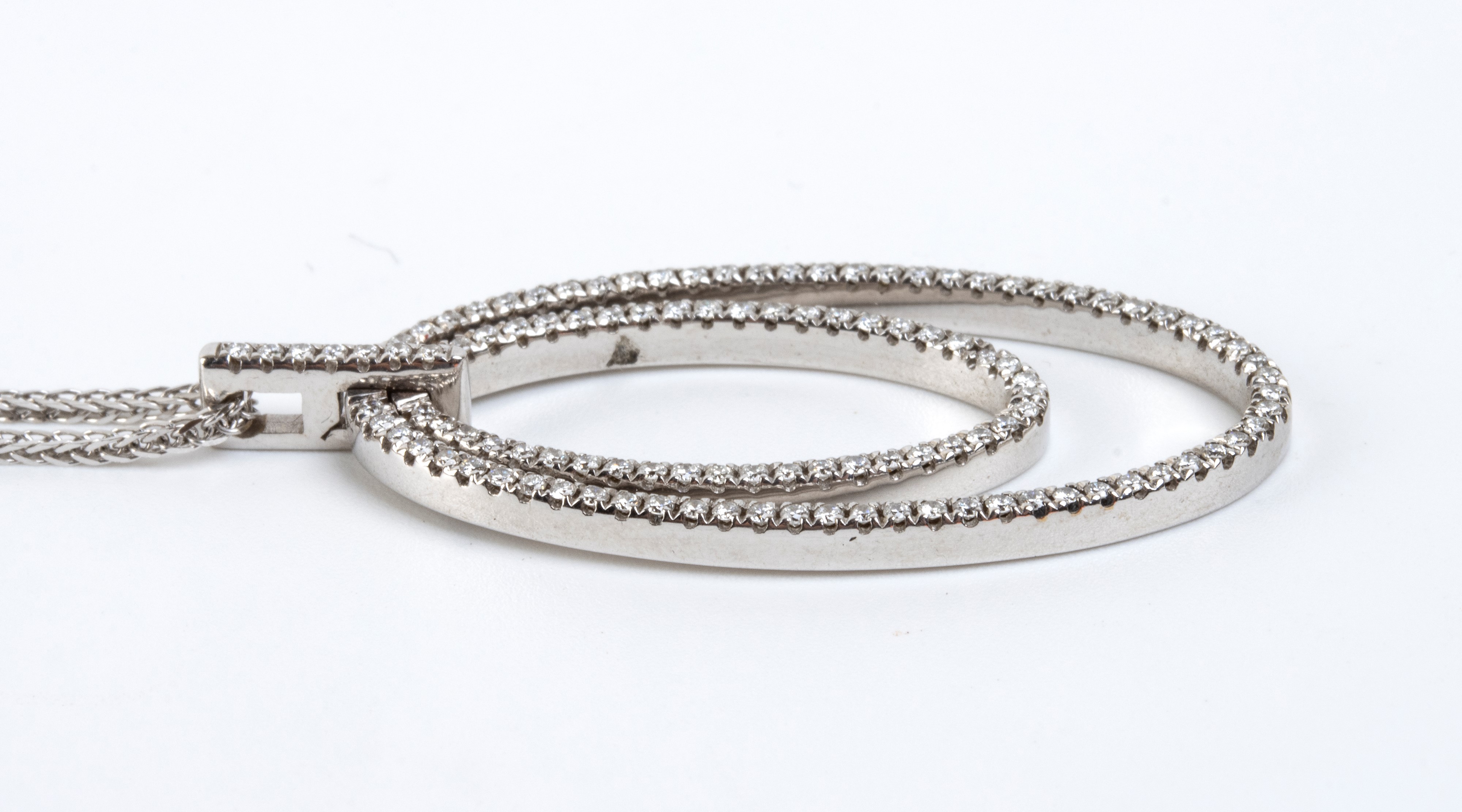 Girocollo in oro bianco 18k con pendente geometrico e diamanti