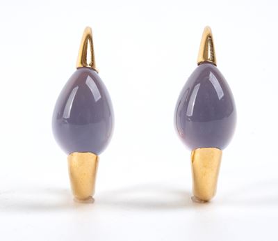 Paio di orecchini in oro giallo 18k con cabochon di calcedonio
