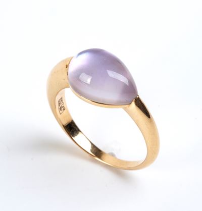 Anello in oro giallo 18k con calcedonio cabochon