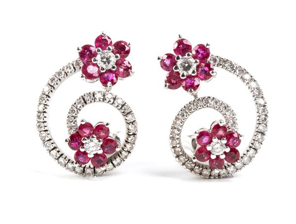 Orecchini in oro con rubini e diamanti