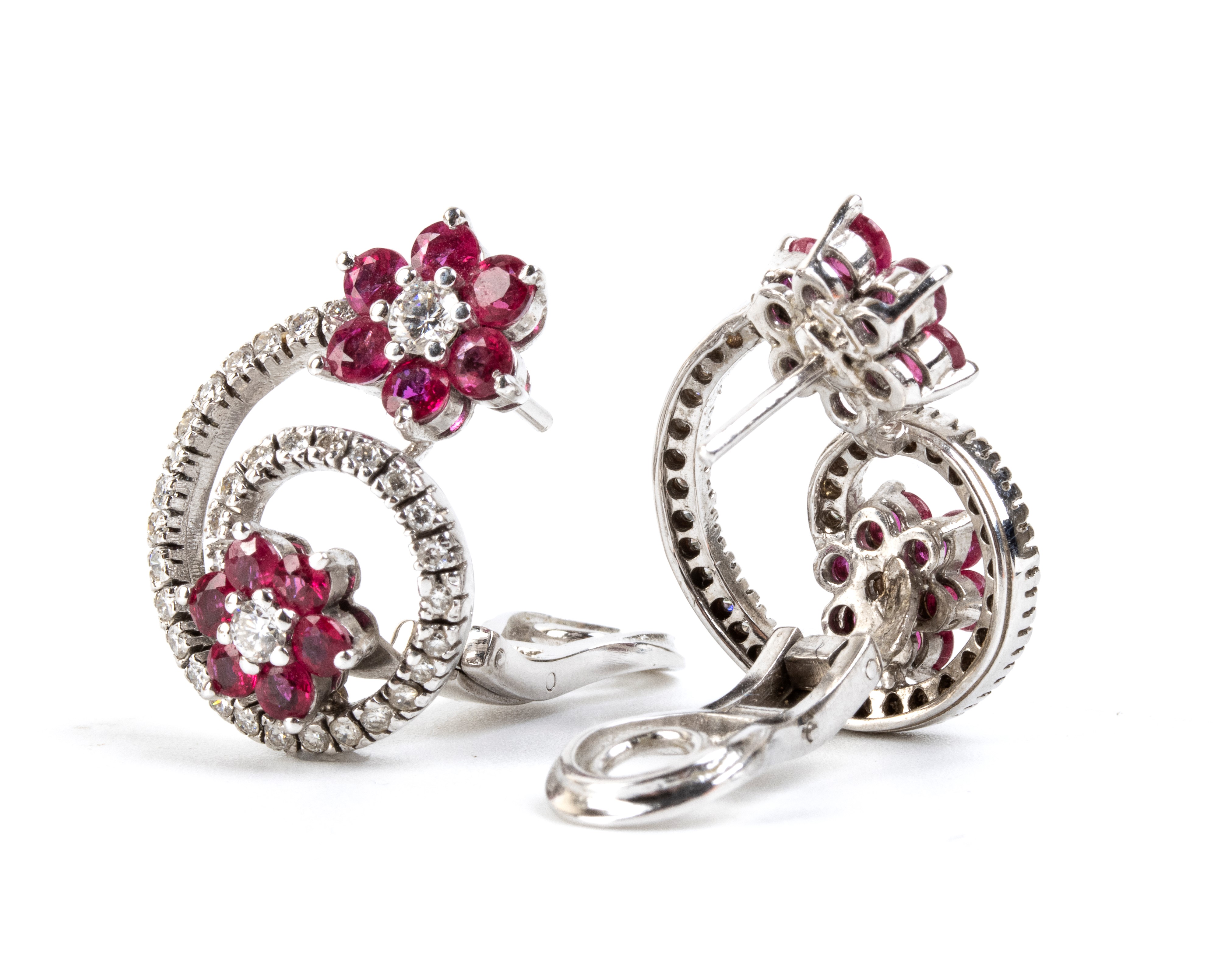 Orecchini, oro bianco 18k con diamanti e rubini