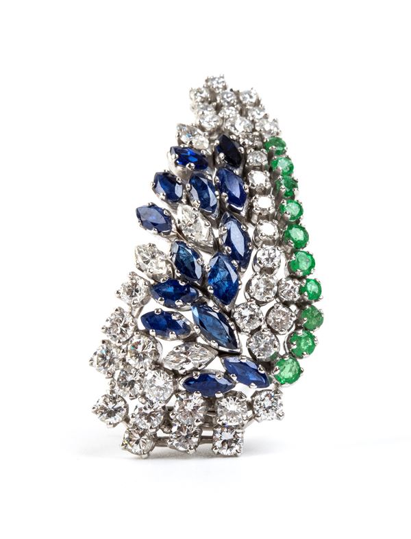 Spilla in oro con diamanti, smeraldi e zaffiri    