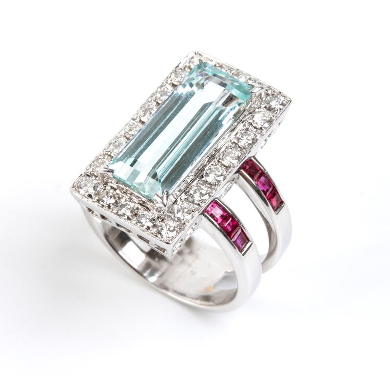 Anello geometrico con acquamarina, diamanti e rubini