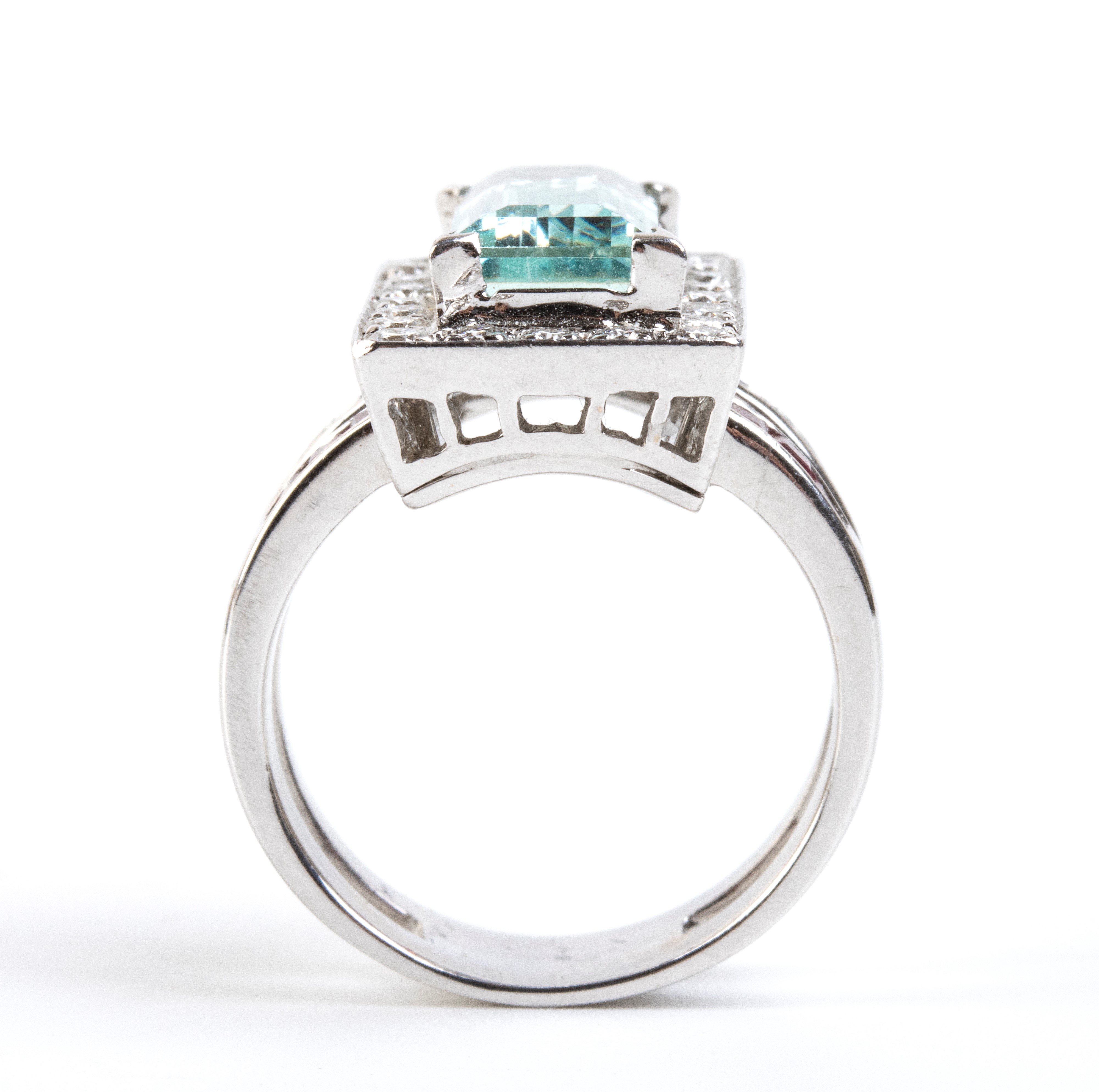 Anello geometrico con acquamarina, diamanti e rubini