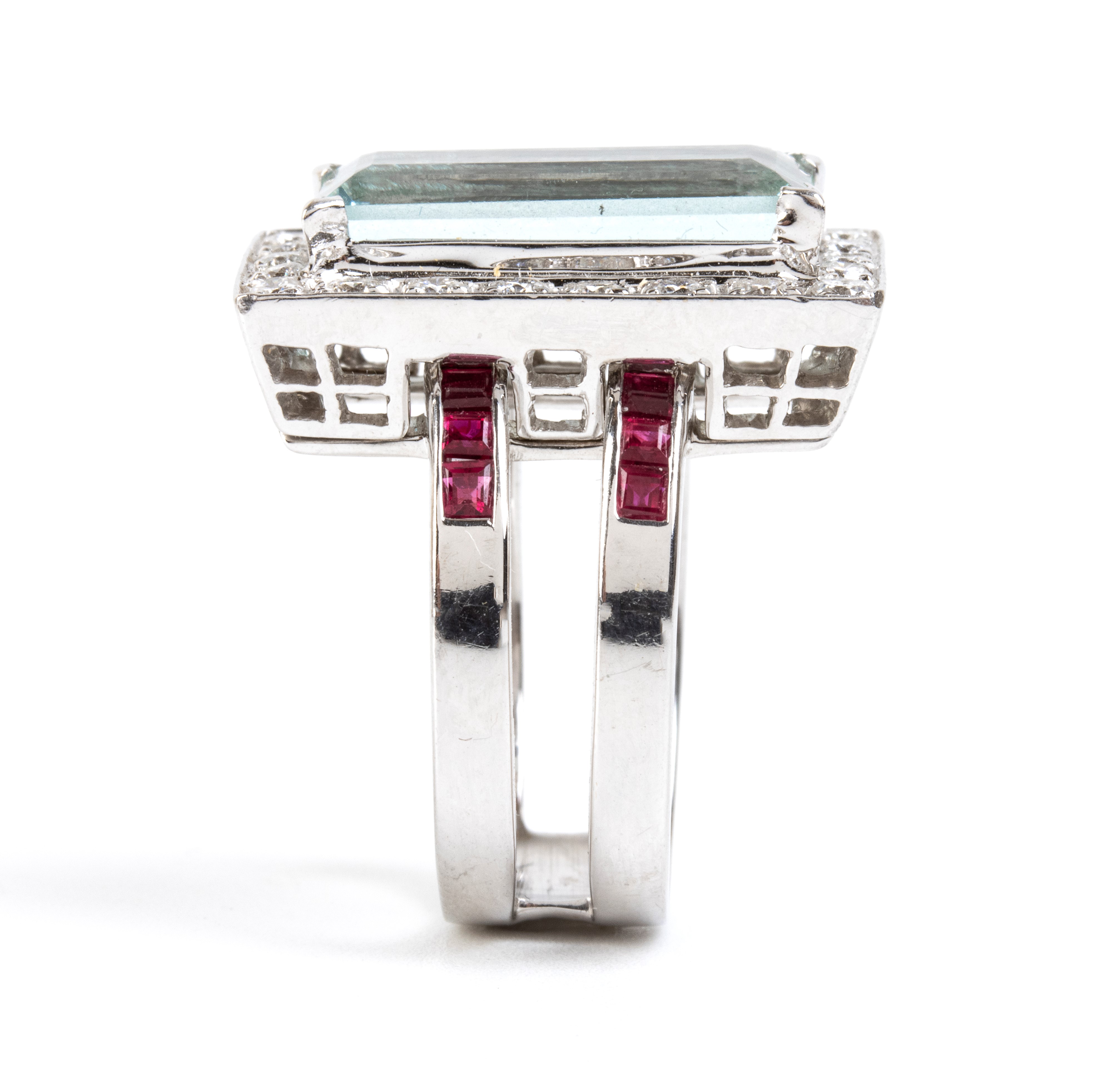 Anello geometrico con acquamarina, diamanti e rubini
