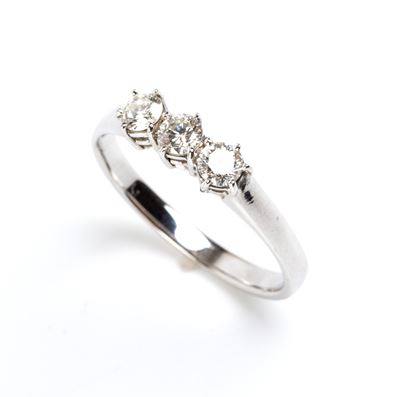 Trilogy, anello in oro bianco con tre diamanti rotondi a taglio brillante