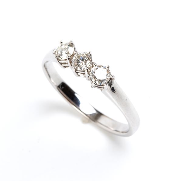 Anello Trilogy in oro bianco e diamanti      