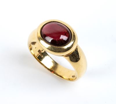 Anello in oro giallo 18k con granato cabochon