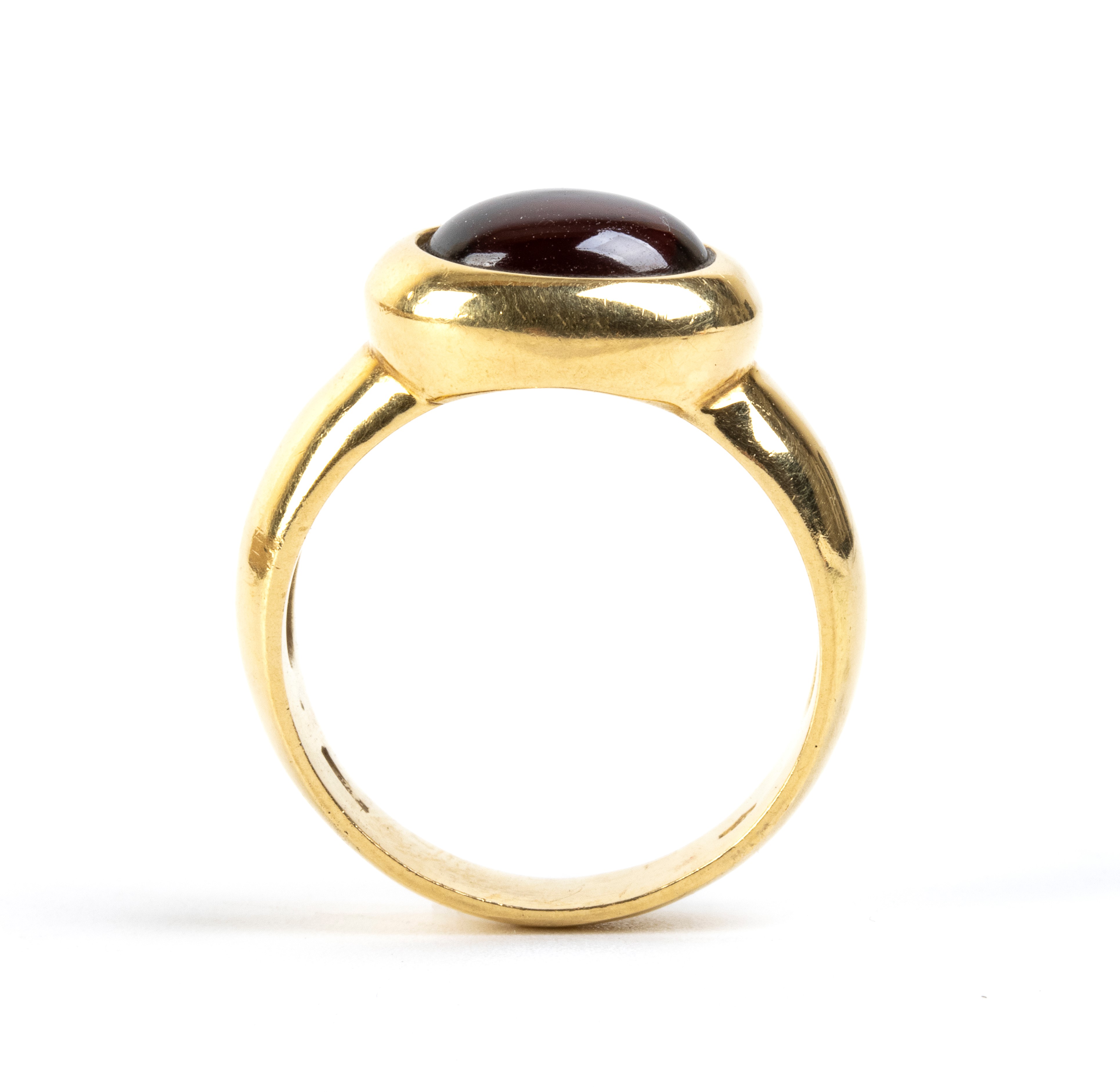 Anello in oro giallo 18k con granato cabochon