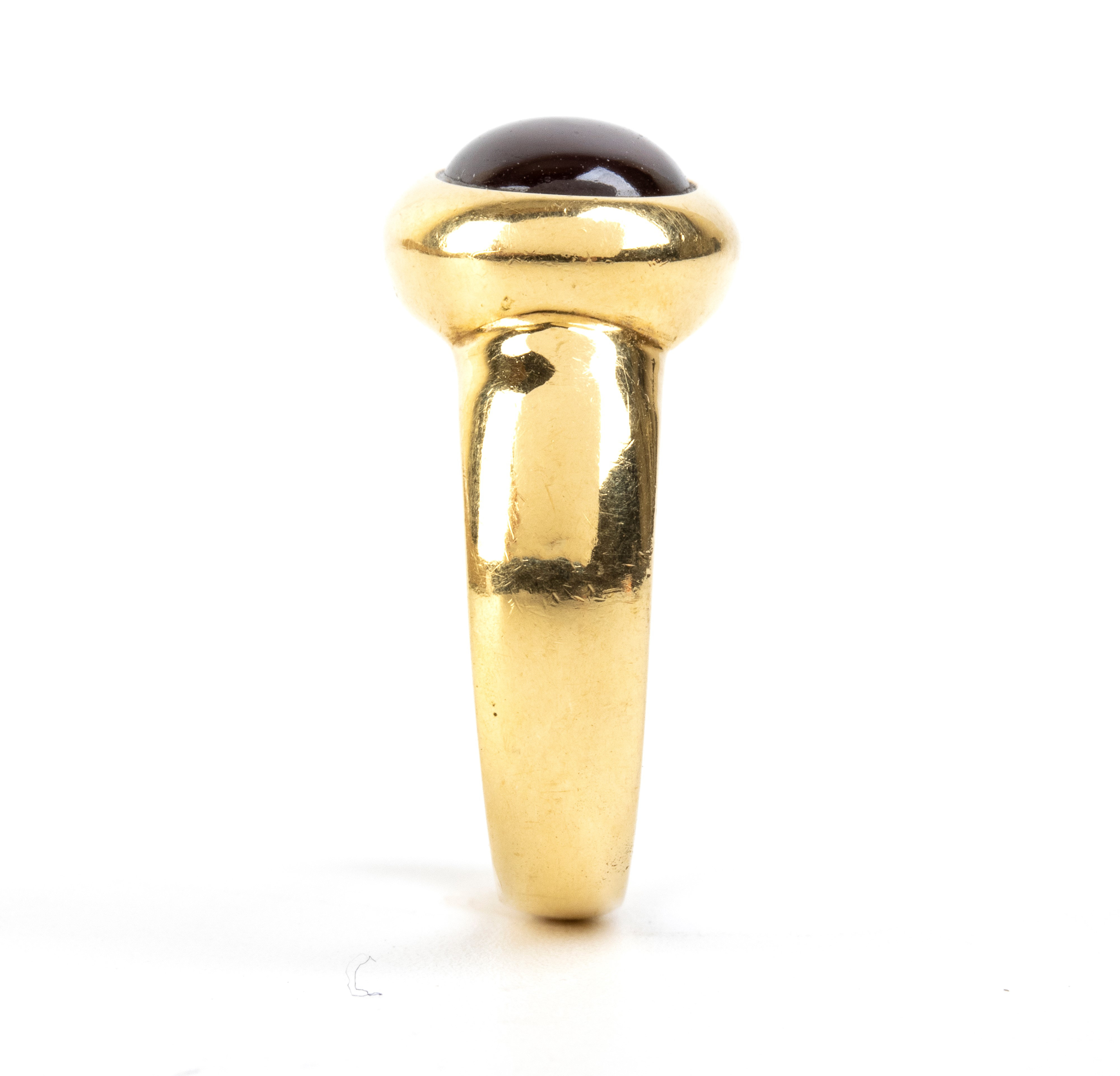 Anello in oro giallo 18k con granato cabochon
