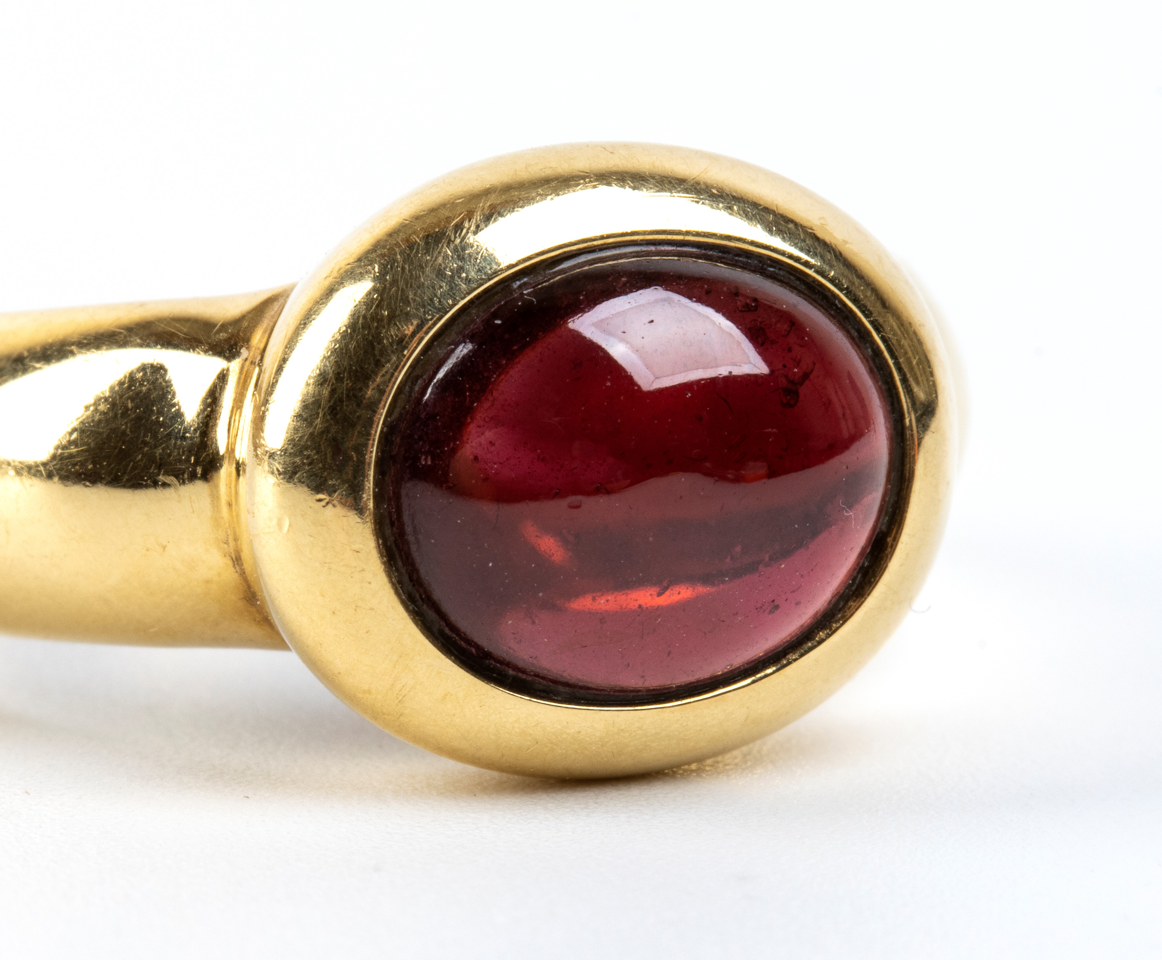 Anello in oro giallo 18k con granato cabochon