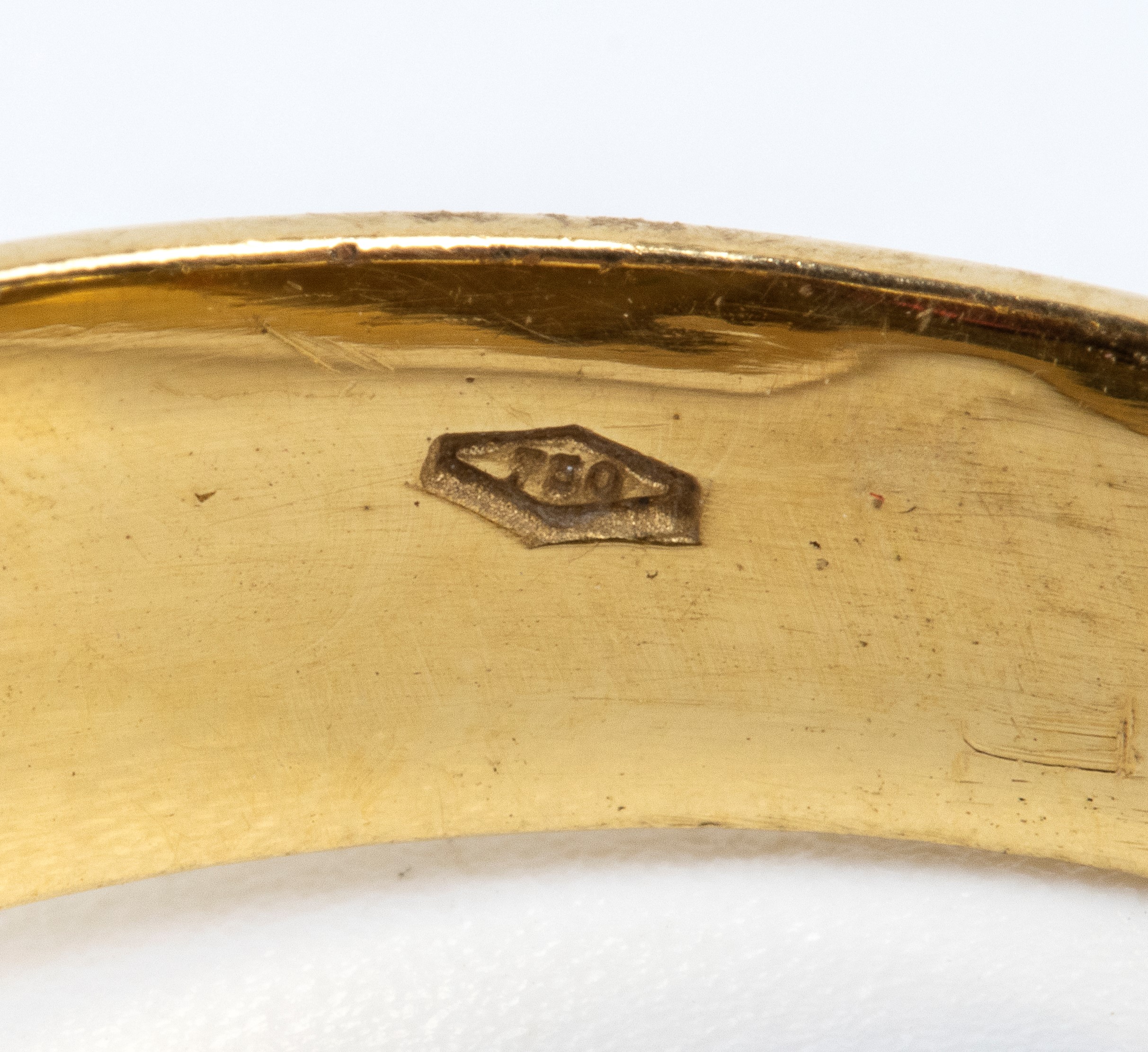 Anello in oro giallo 18k con granato cabochon