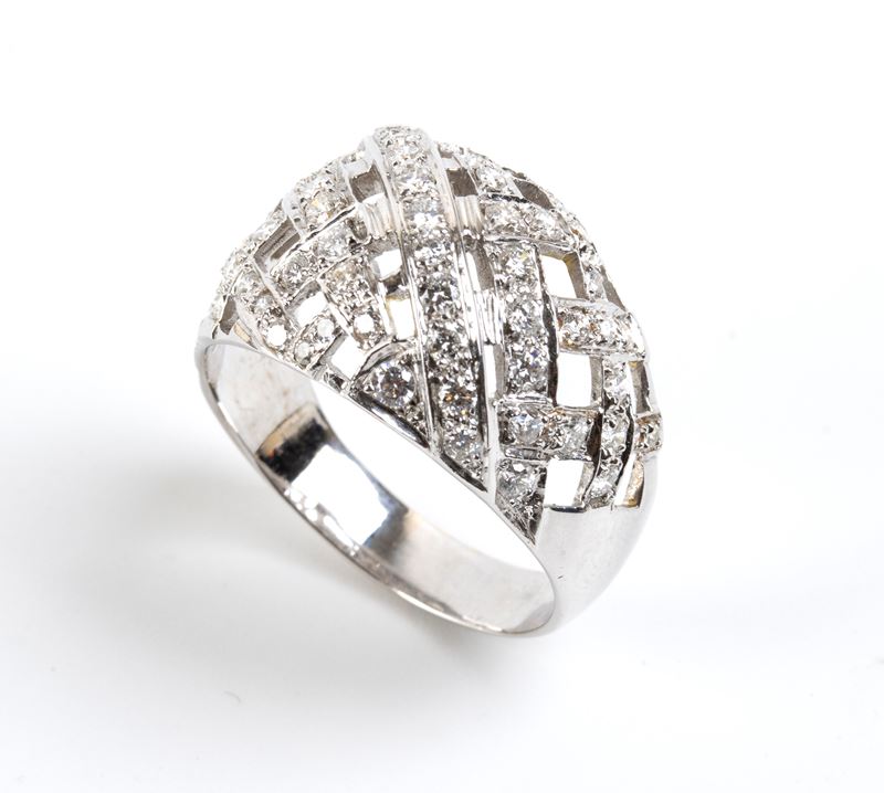 Anello in oro bianco con diamanti, motivo ad intreccio di nastri