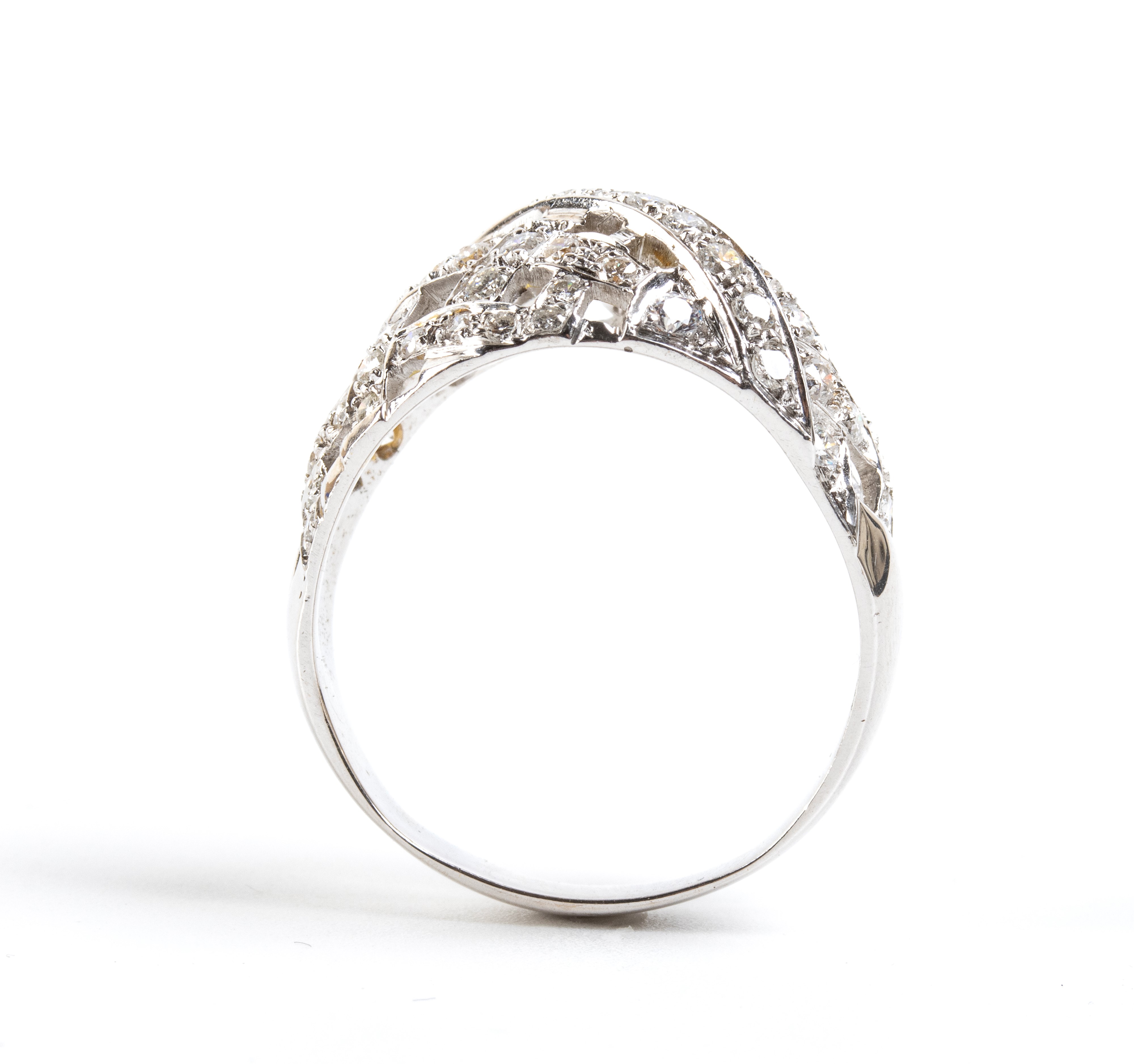 Anello in oro bianco con diamanti, motivo ad intreccio di nastri