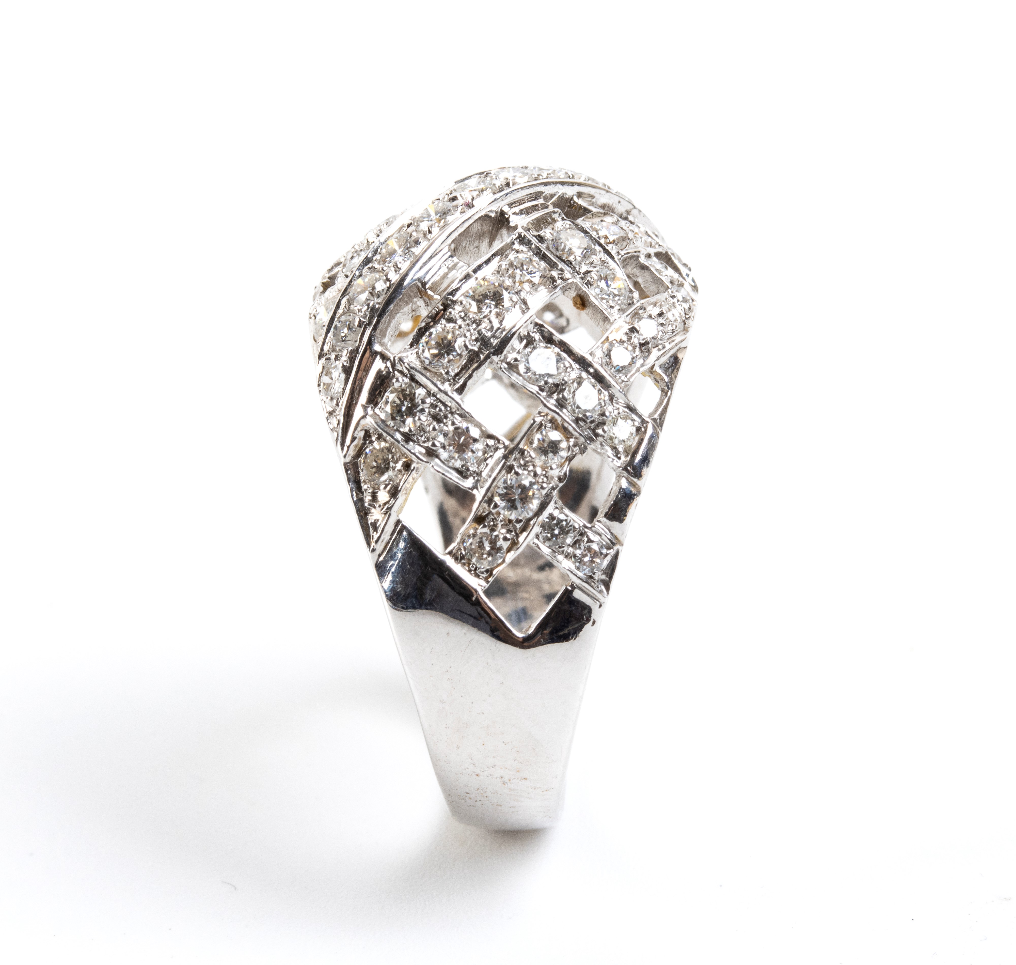 Anello in oro bianco con diamanti, motivo ad intreccio di nastri