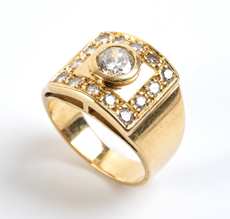 Anello a fascia in oro 18k con diamante centrale e diamanti laterali