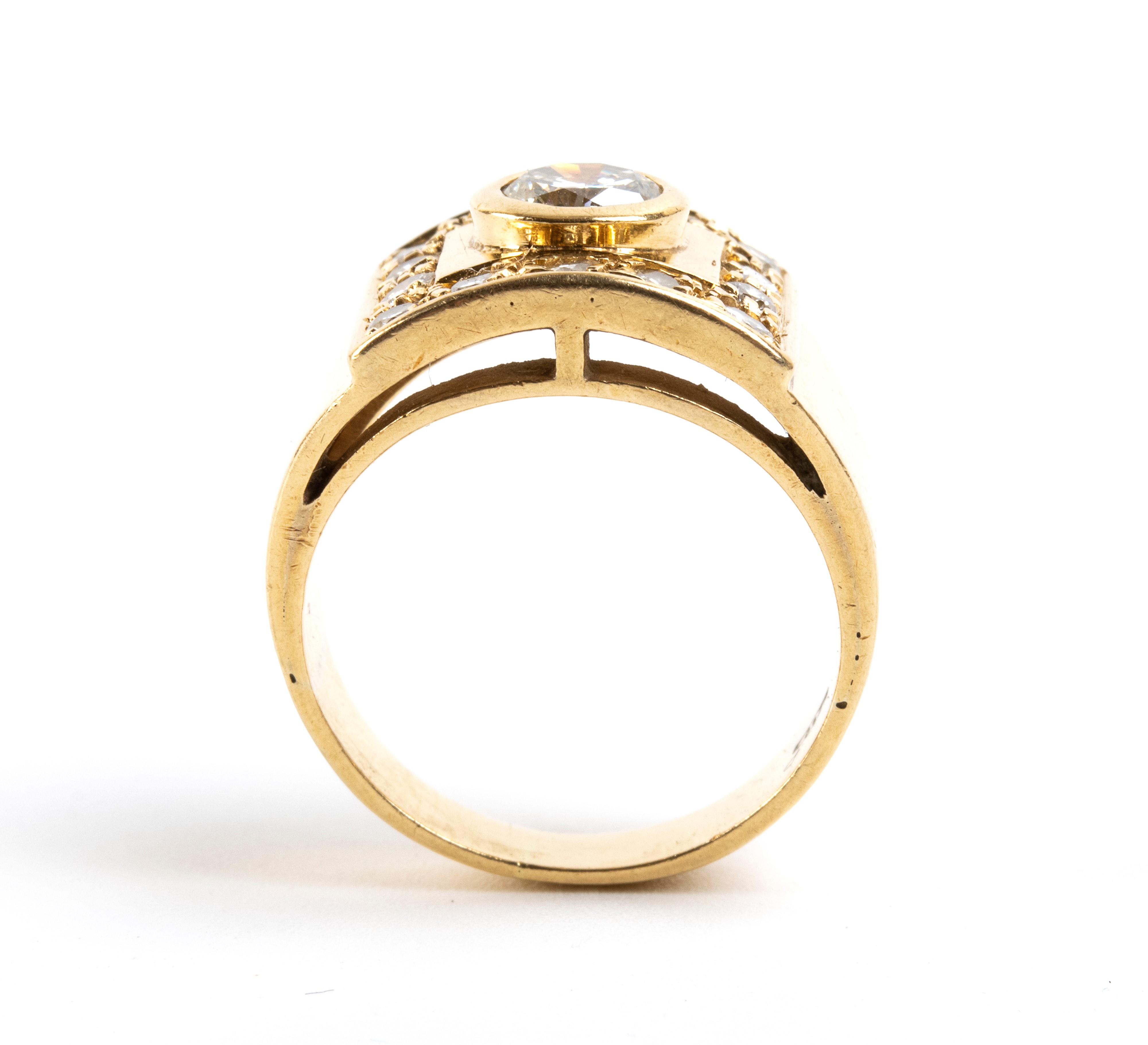 Anello a fascia in oro 18k con diamante centrale e diamanti laterali