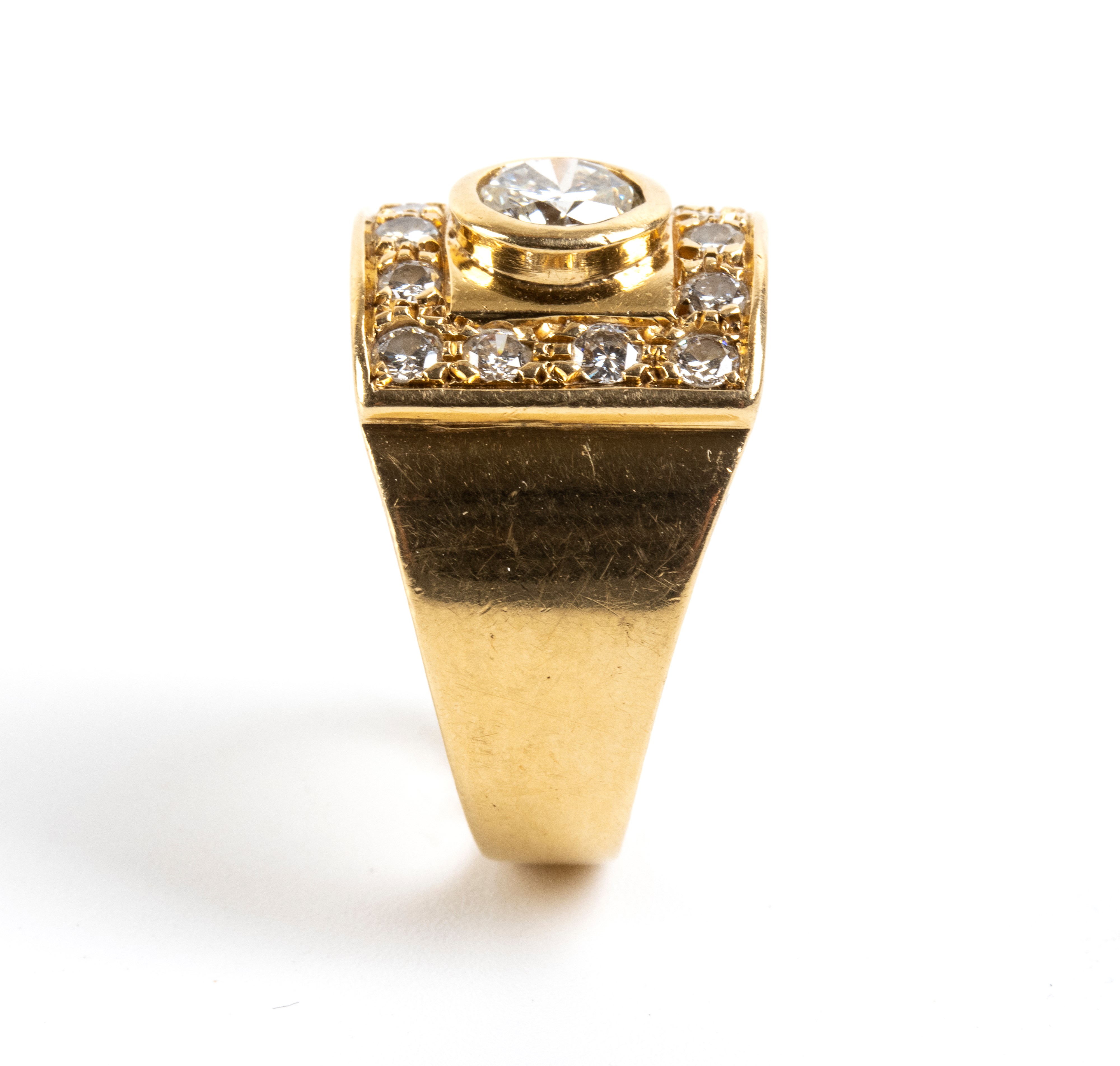 Anello a fascia in oro 18k con diamante centrale e diamanti laterali