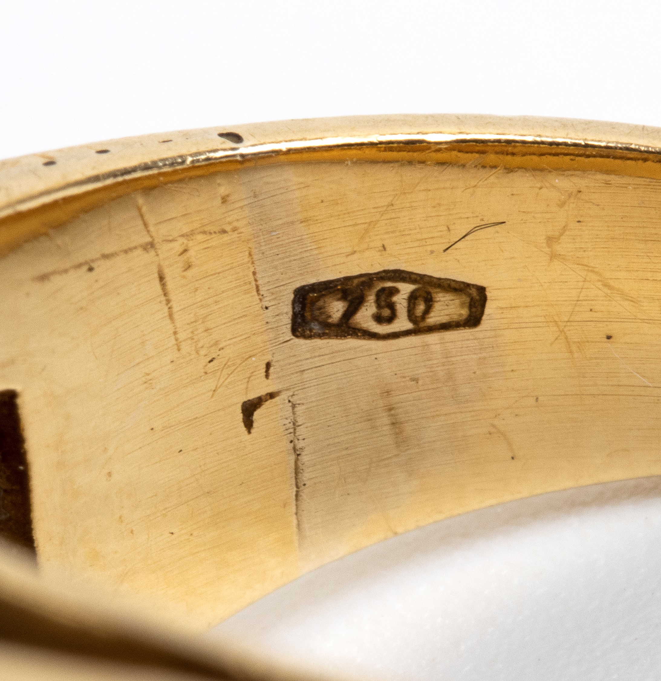 Anello a fascia in oro 18k con diamante centrale e diamanti laterali