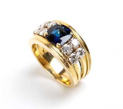 Anello a fascia in oro, Zaffiro a cuscino e diamanti