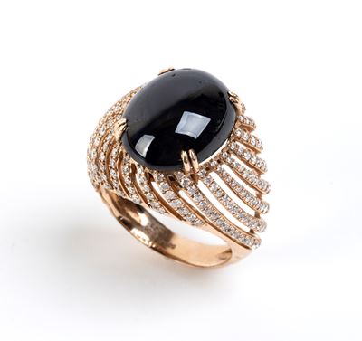 Anello con zaffiro e diamanti, fascia traforata in oro rosa 14k