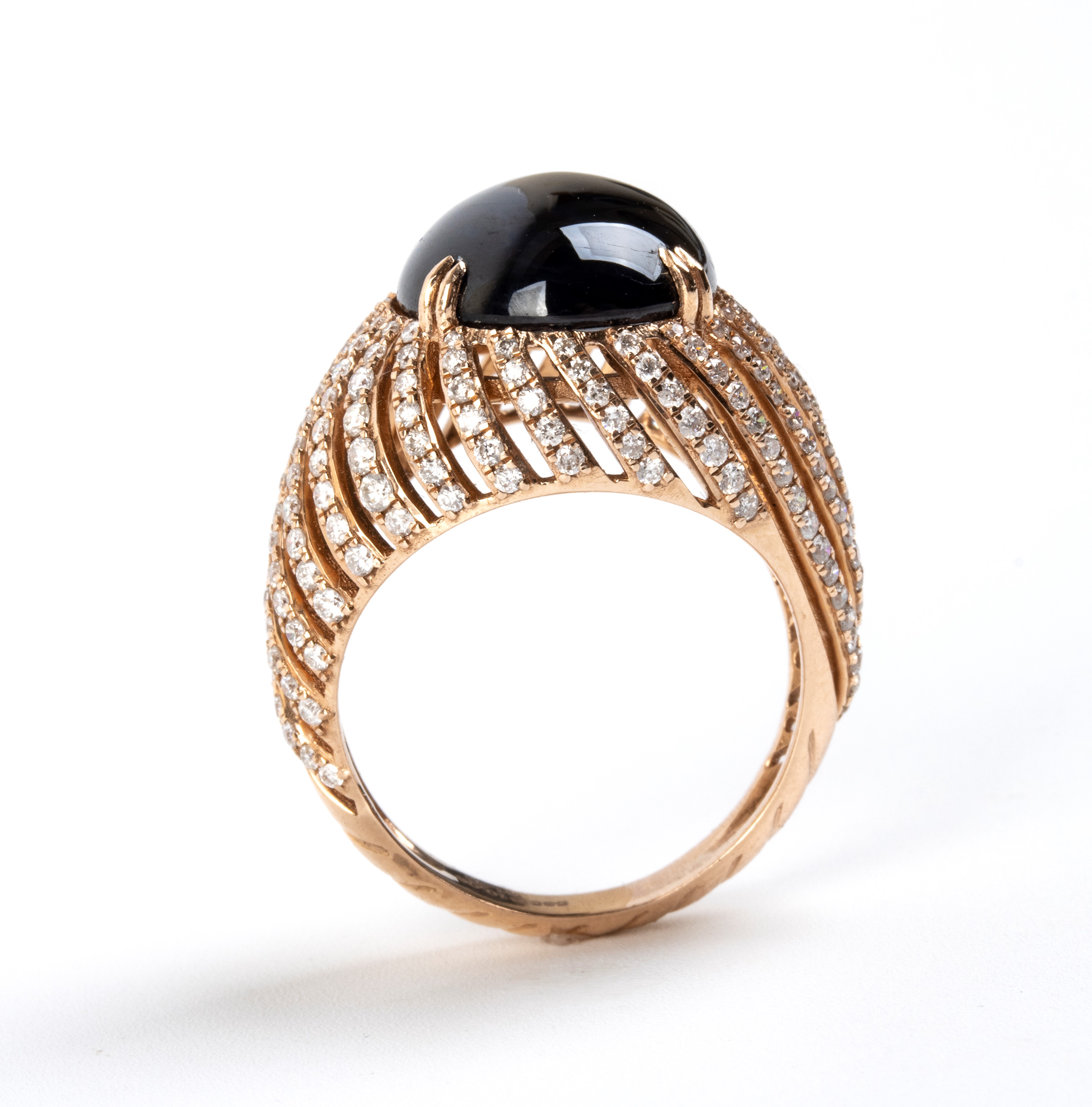 Anello con zaffiro e diamanti, fascia traforata in oro rosa 14k