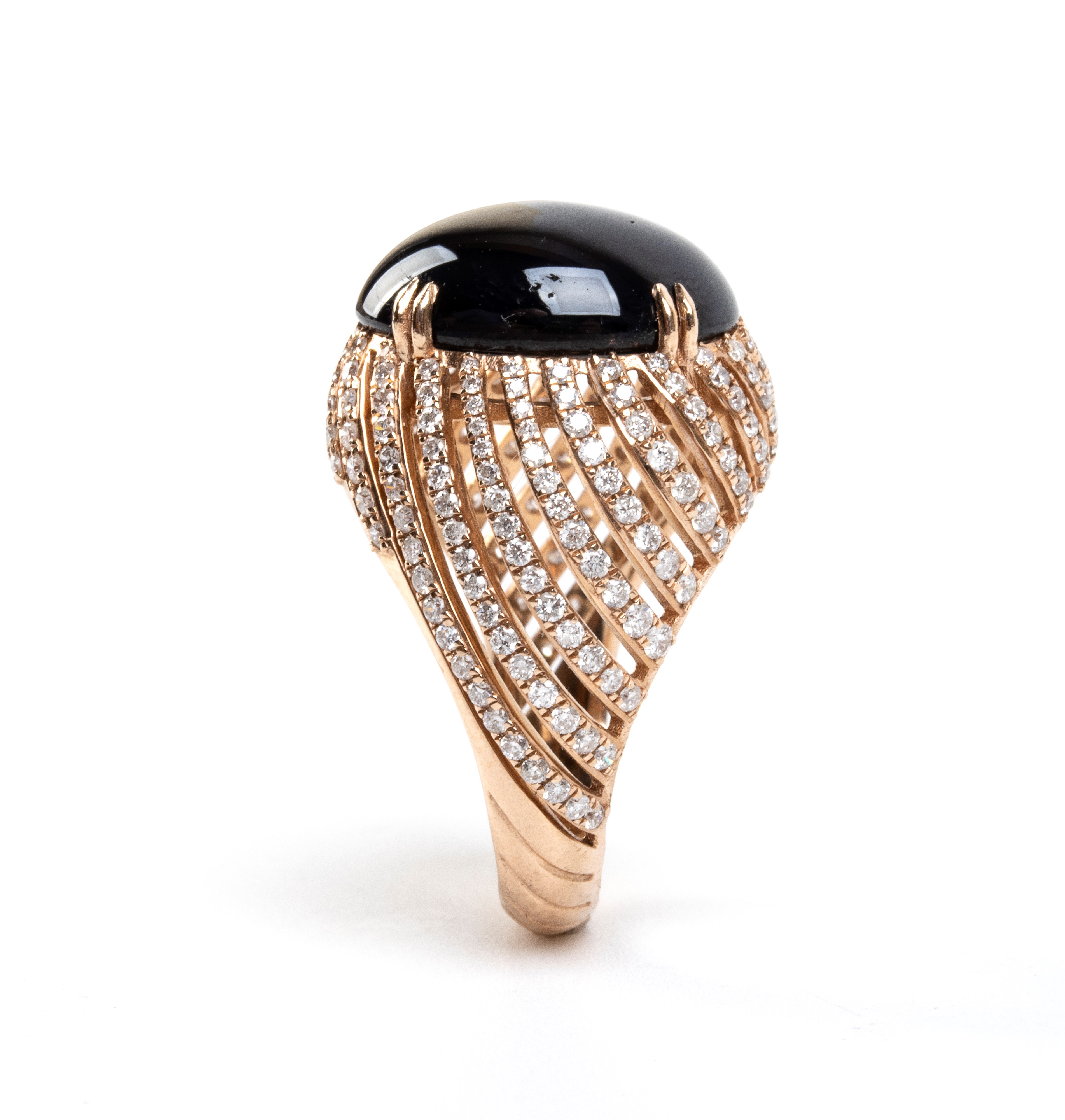 Anello con zaffiro e diamanti, fascia traforata in oro rosa 14k