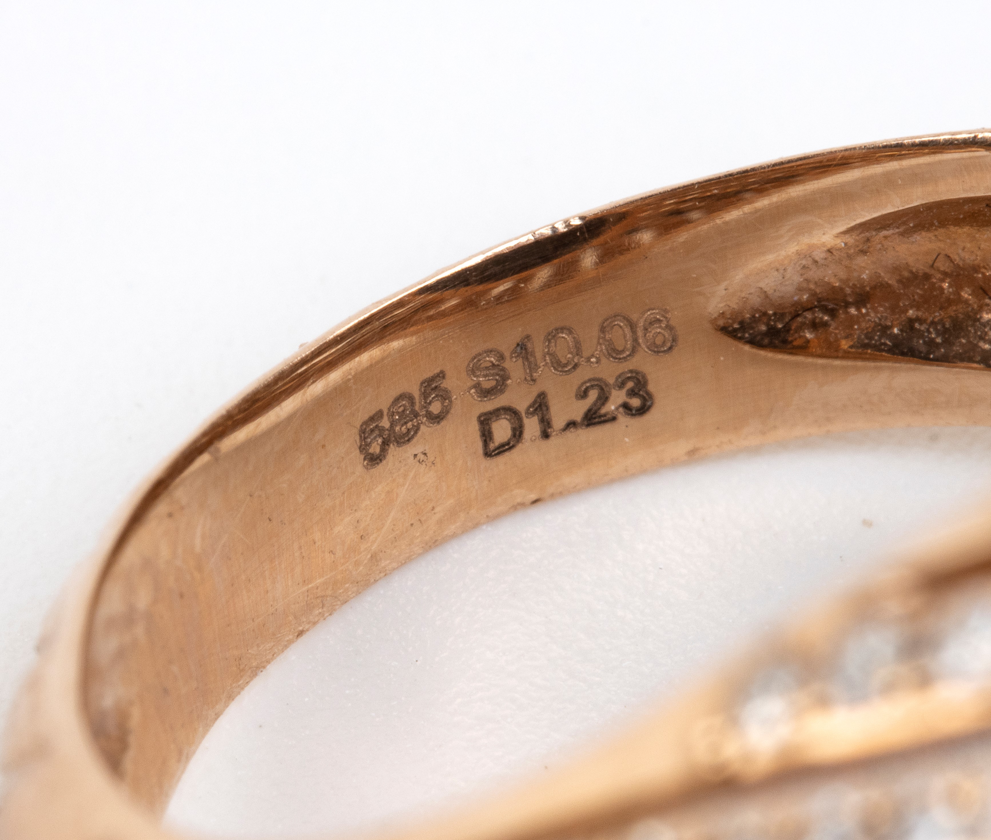 Anello con zaffiro e diamanti, fascia traforata in oro rosa 14k