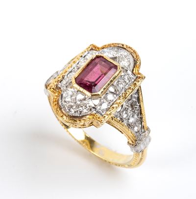 Anello in oro con tormalina rosa e diamanti a taglio brillante