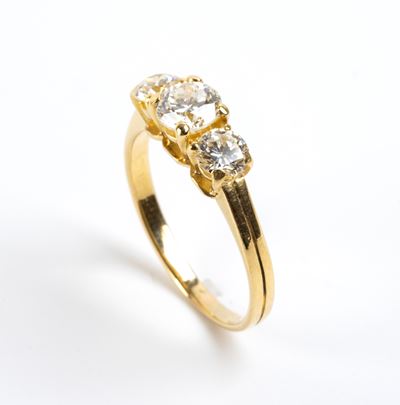 Trilogy, anello in oro giallo con tre diamanti taglio brillante