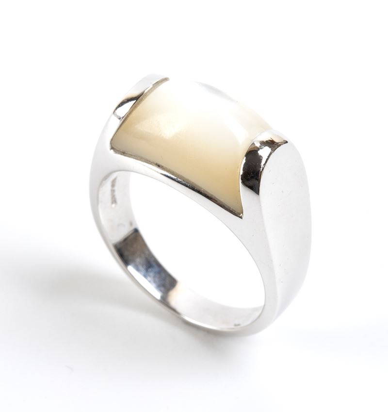 Bulgari - Collezione “Tronchetto” — anello in oro bianco 18k con inserto