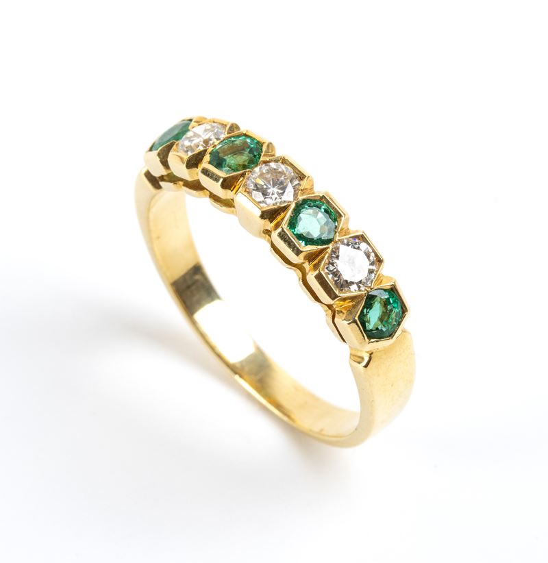 Anello a veretta in oro giallo 18k, smeraldi e diamanti
