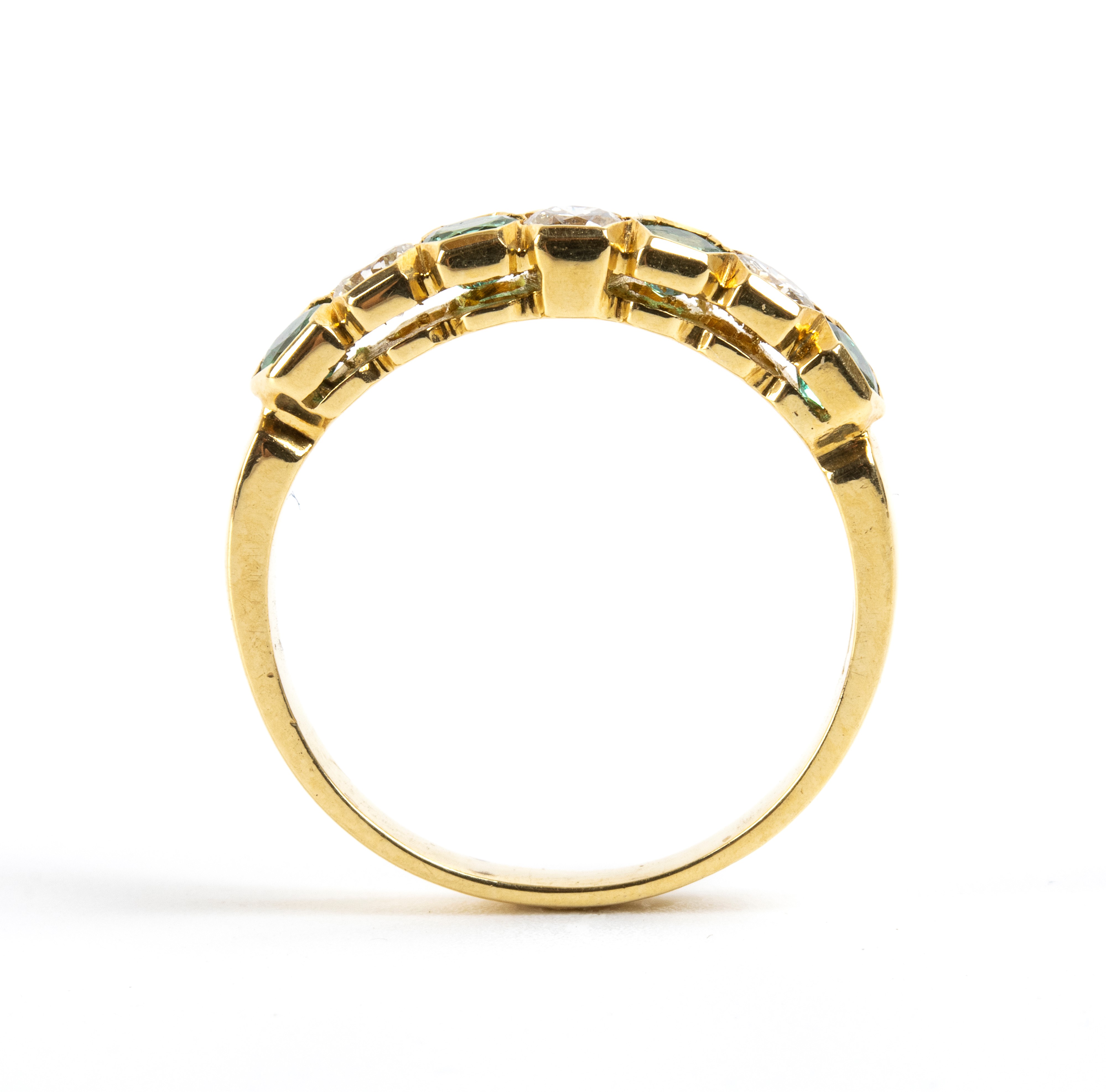 Anello a veretta in oro giallo 18k, smeraldi e diamanti