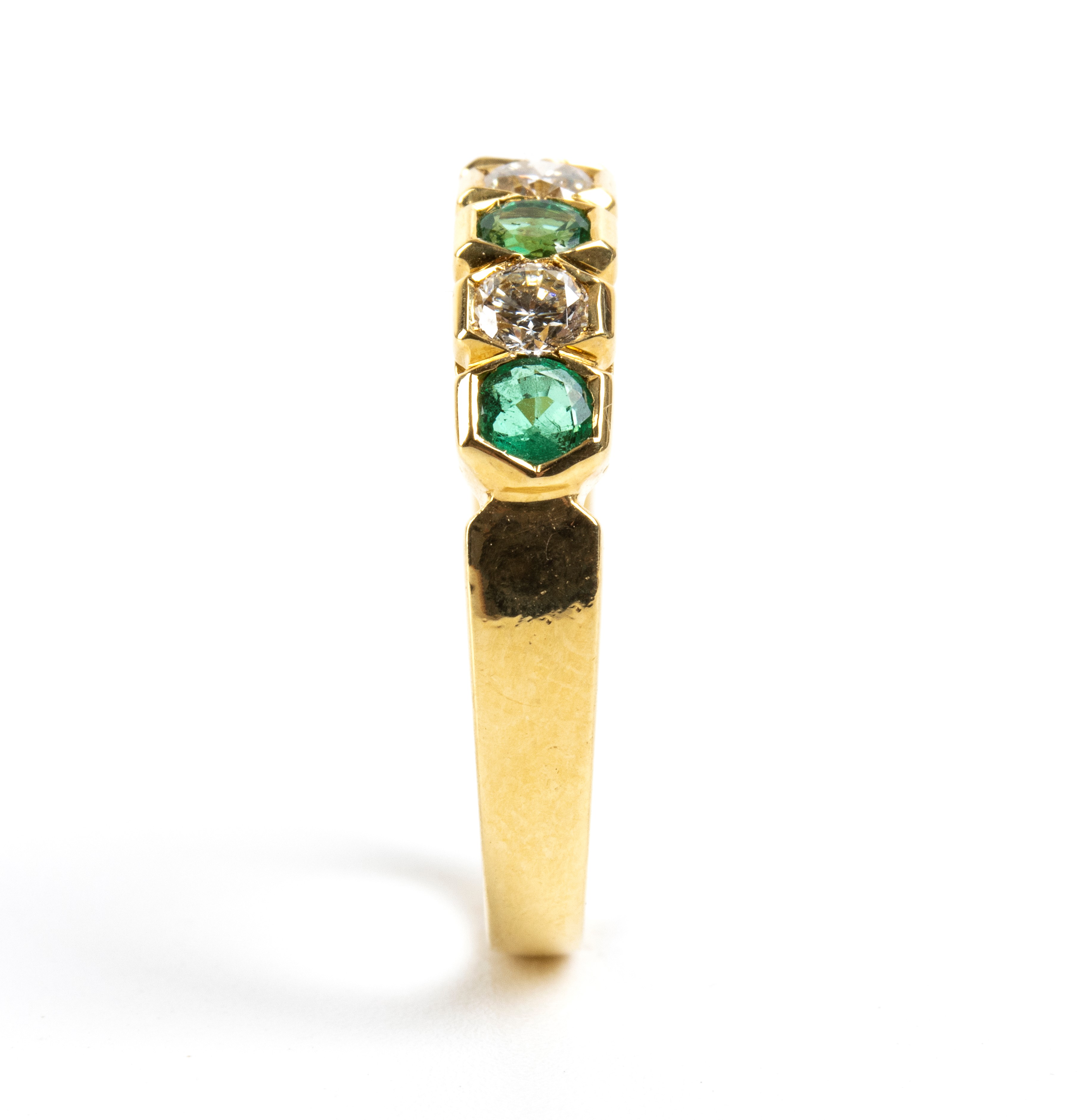 Anello a veretta in oro giallo 18k, smeraldi e diamanti