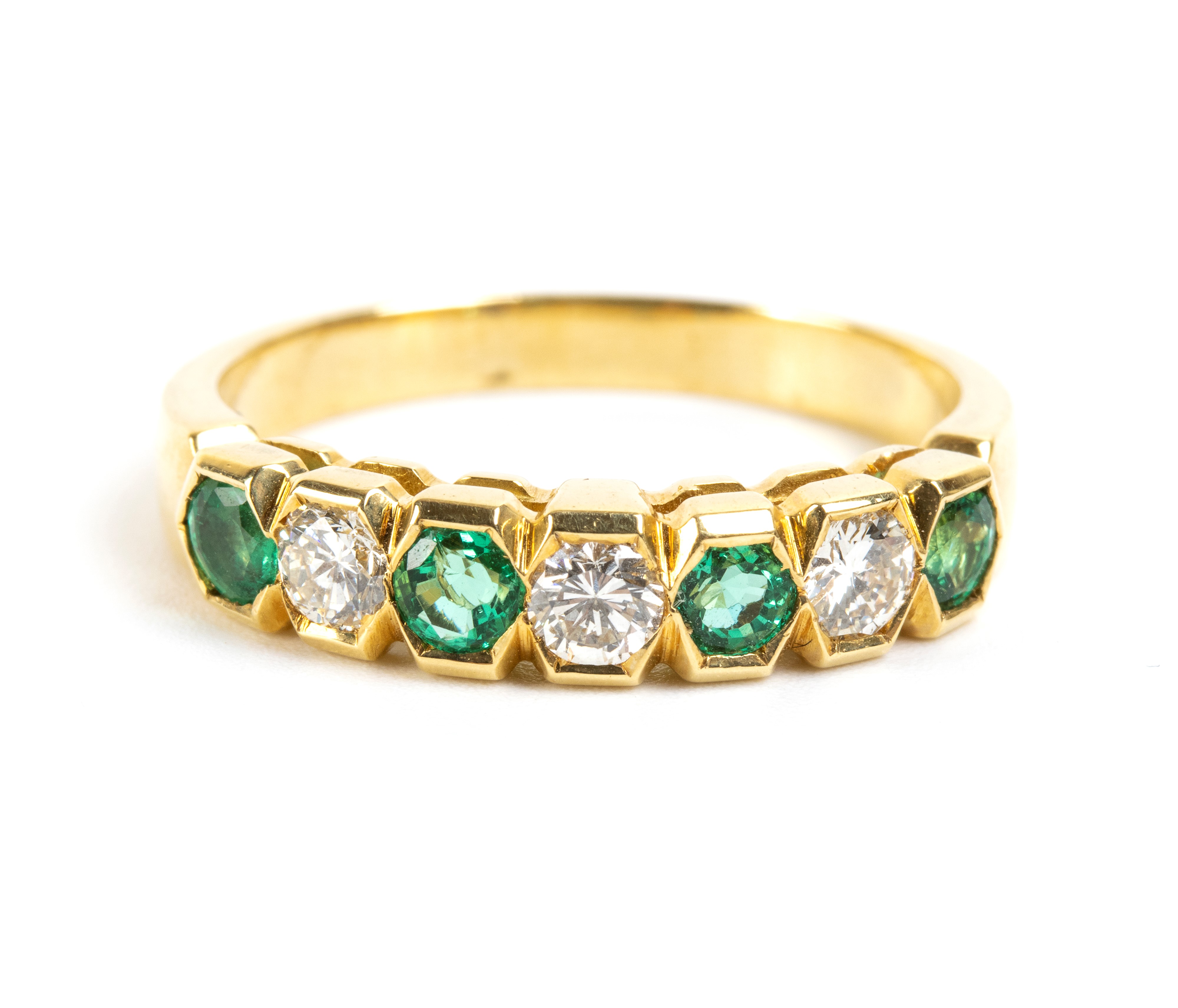 Anello a veretta in oro giallo 18k, smeraldi e diamanti