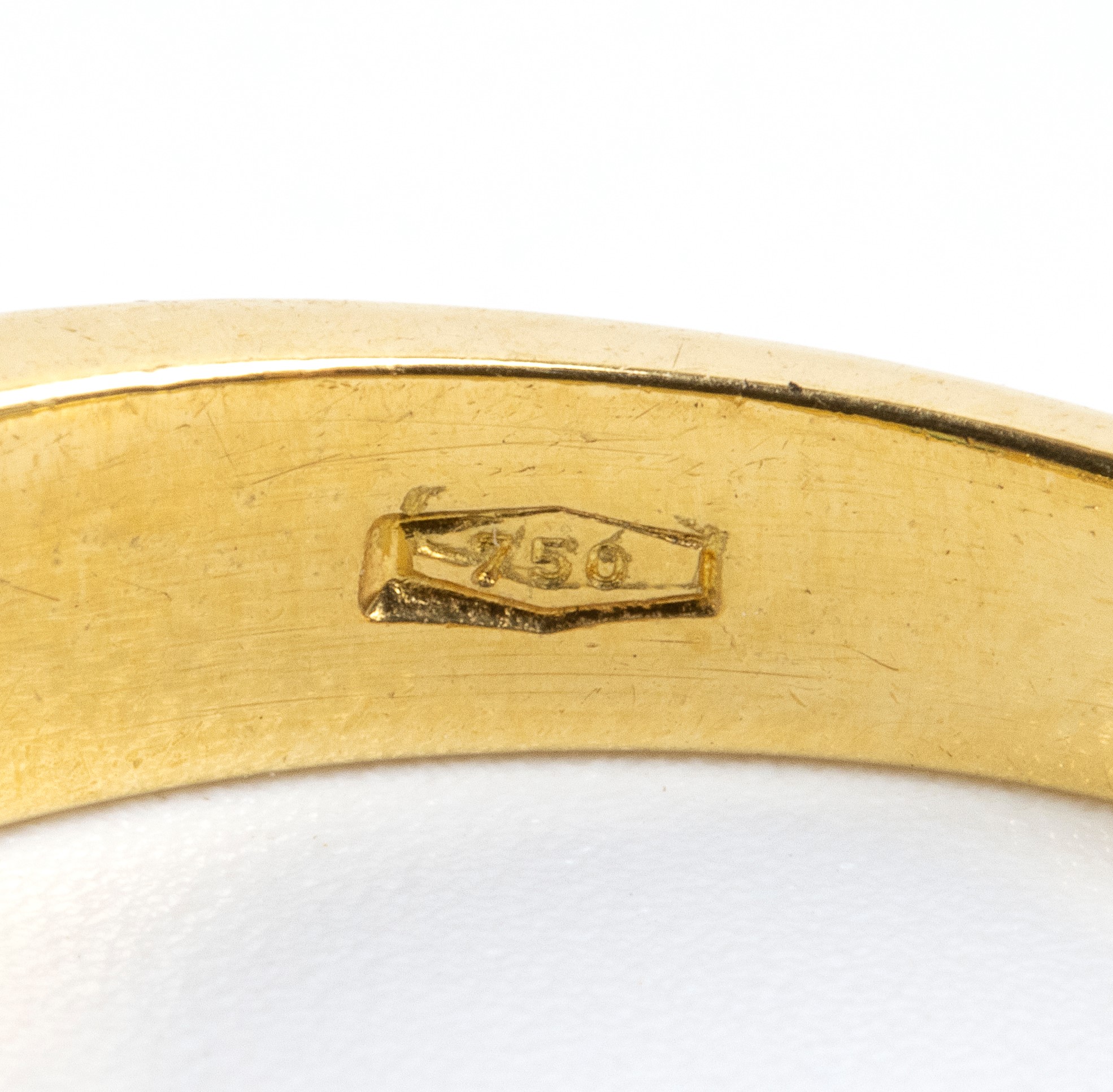 Anello a veretta in oro giallo 18k, smeraldi e diamanti